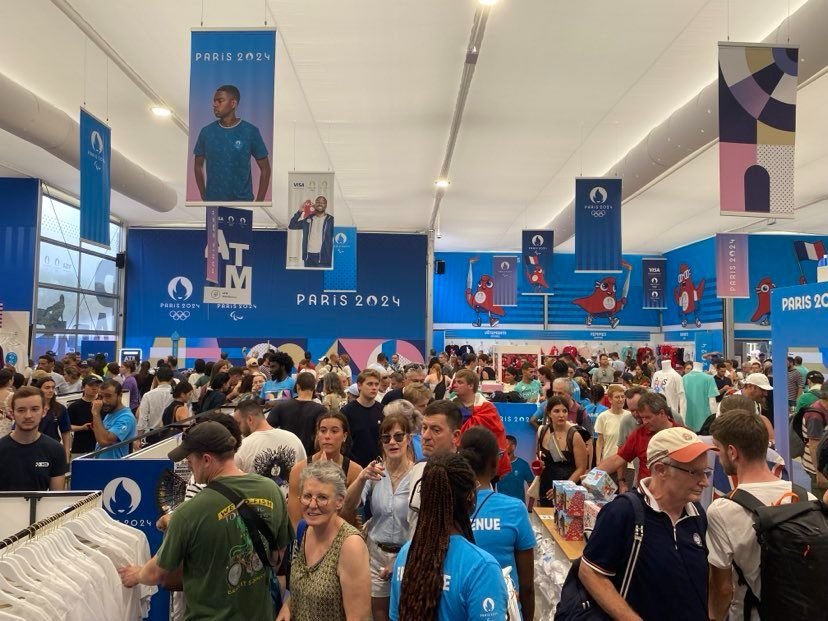 Paris (VIIIe), le 31 juillet. 10 000 clients se retrouvent quotidiennement dans ce mégastore sur les Champs-Élysées. LP/Manon Hilaire