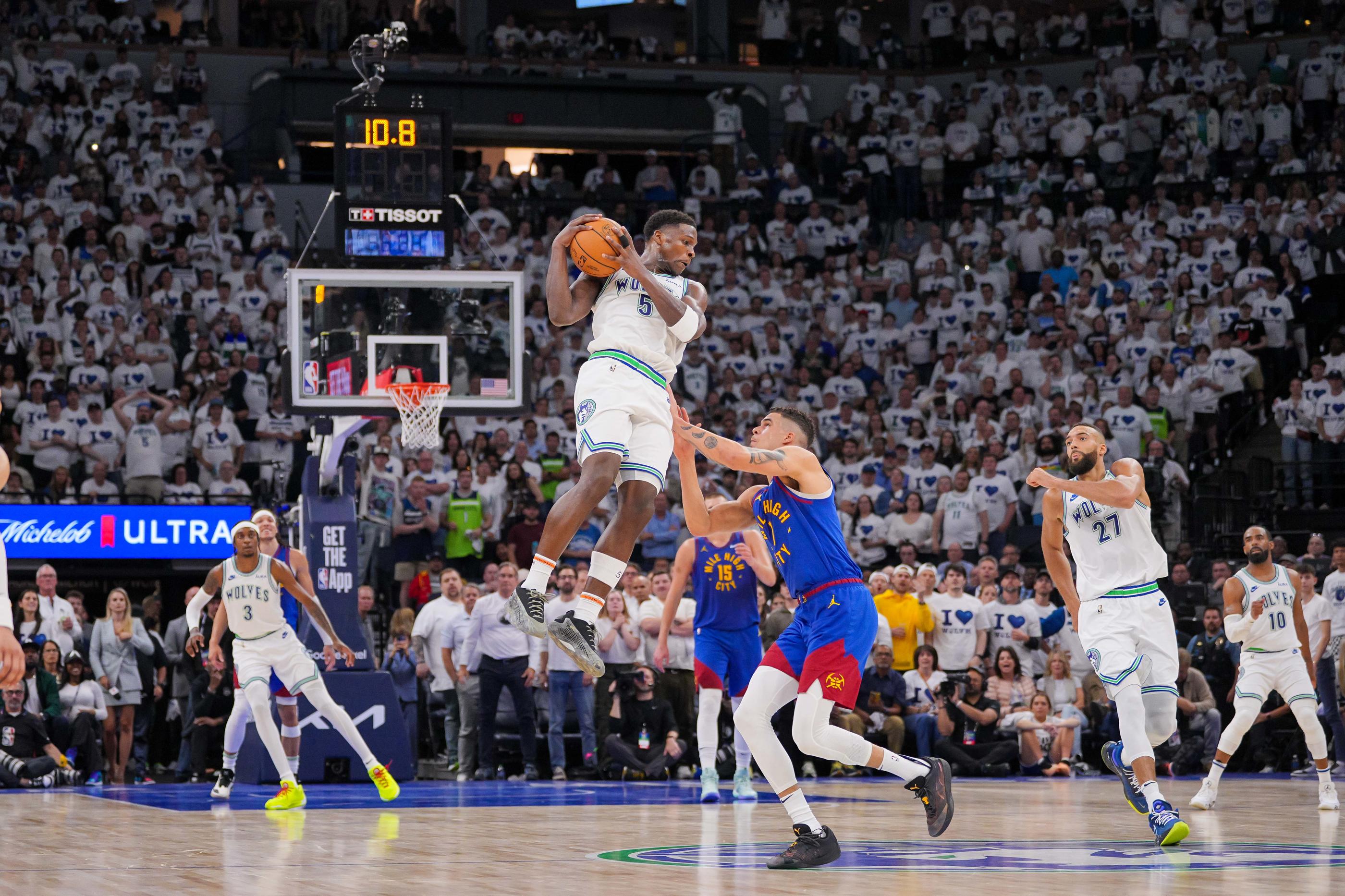 Anthony Edwards (numéro 5, en blanc) au-dessus de tout le monde, et Rudy Gobert (numéro 27) au soutien : tout le symbole de cette rencontre dominée par ces deux joueurs de Minnesota. Icon Sport