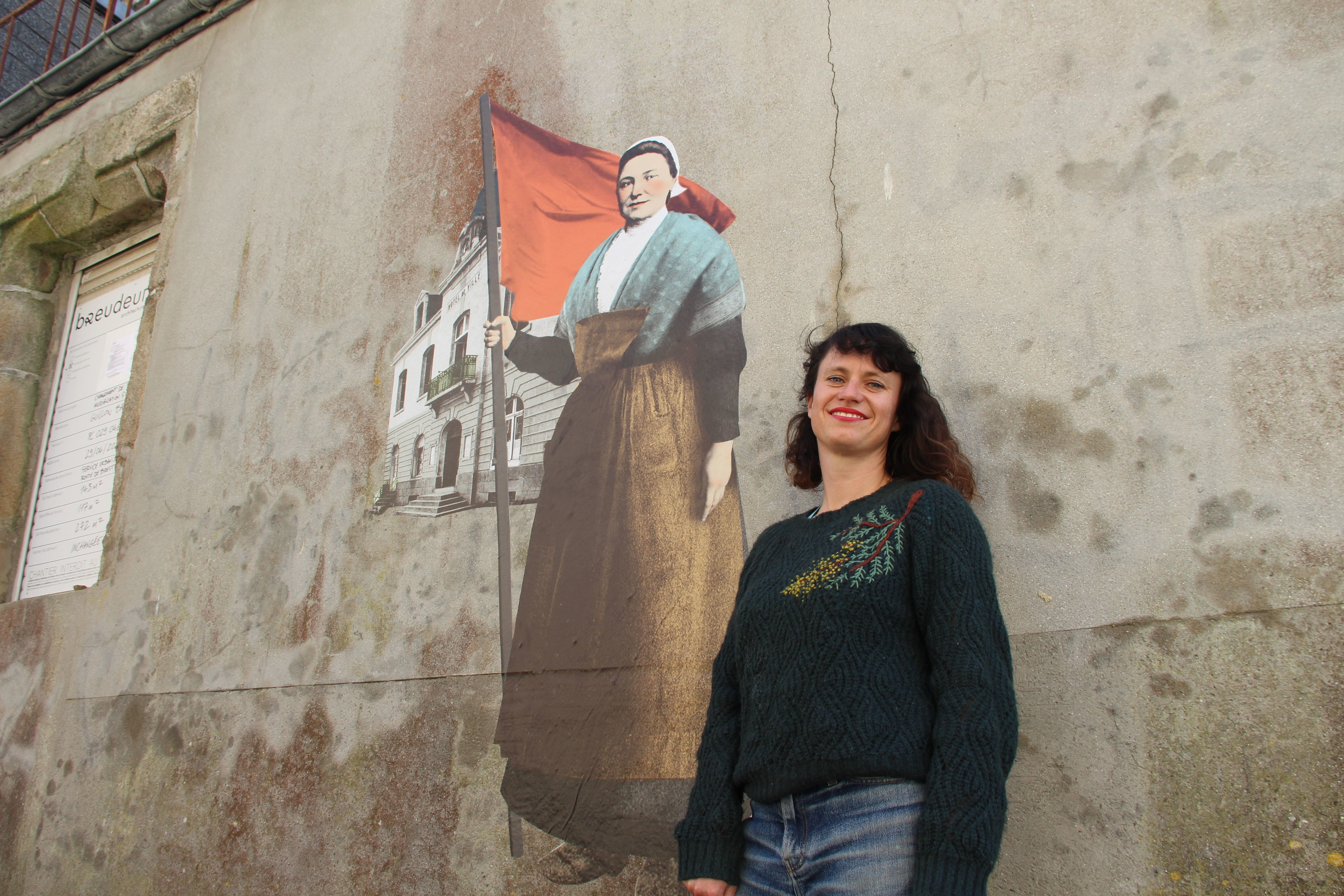 Marianne Larvol a réalisé, en lien avec le collectif Pemp real a vo et des historiens locaux, douze collages sur les murs de Douarnenez qui racontent la grève des sardinières de 1924, il y a cent ans. LP/Nora Moreau