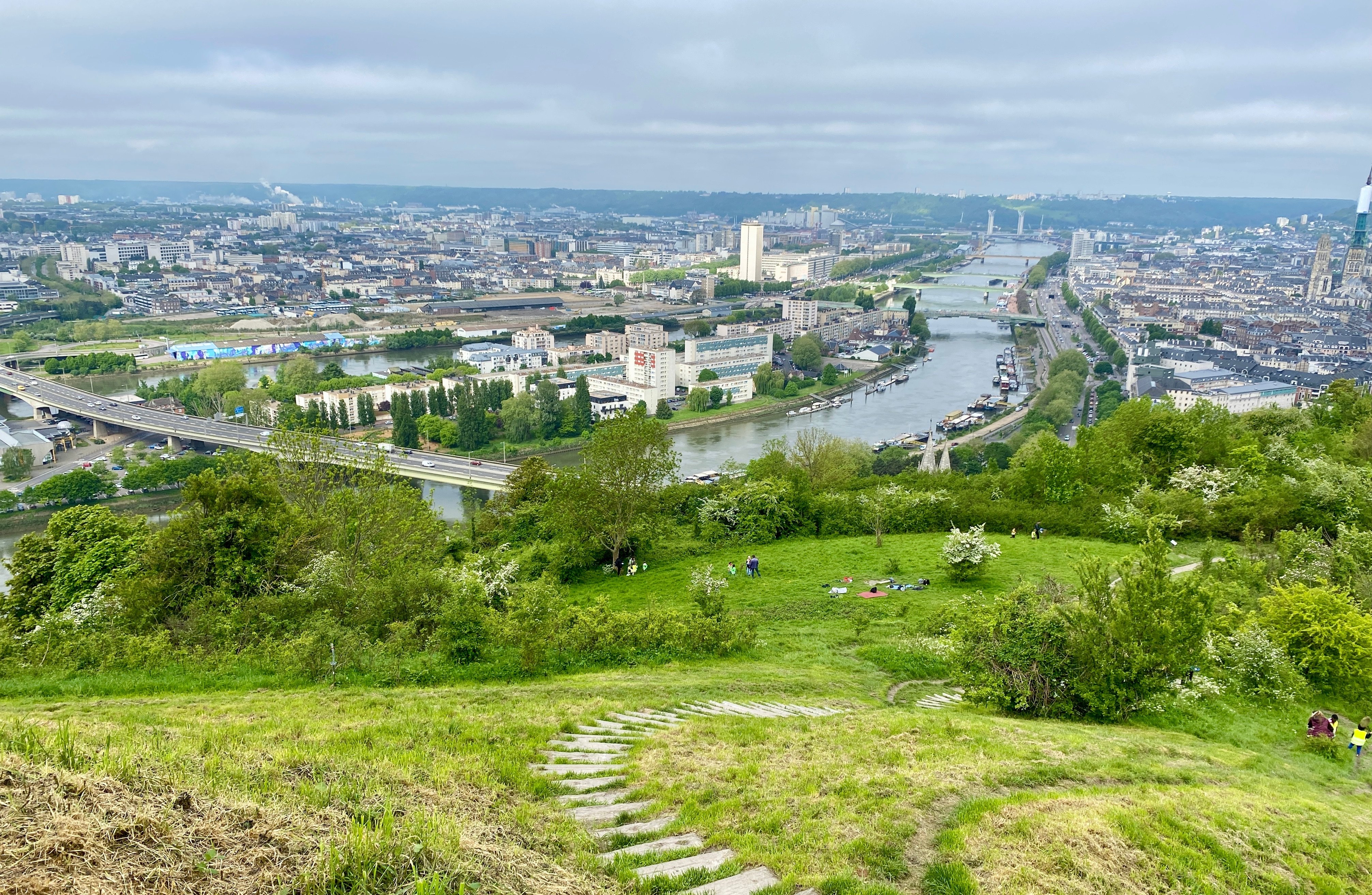 Avec sa vue incontournable sur la ville de Rouen, la côte Sainte-Catherine est l'un des sites les plus appréciés des habitants de l'agglomération en dépit d'aménagements relativement sommaires. LP/Laurent Derouet