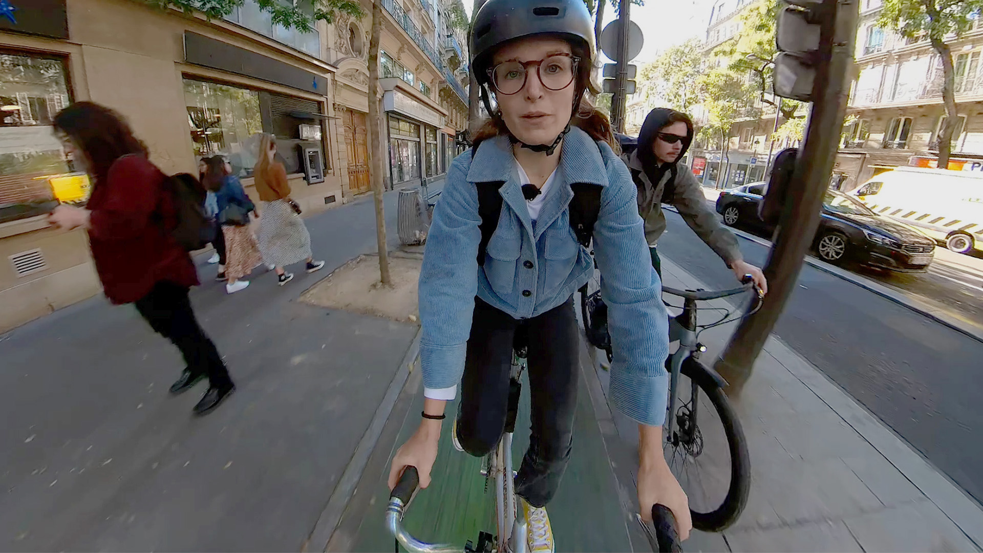 Cyclistes sur le boulevard de Magenta à Paris