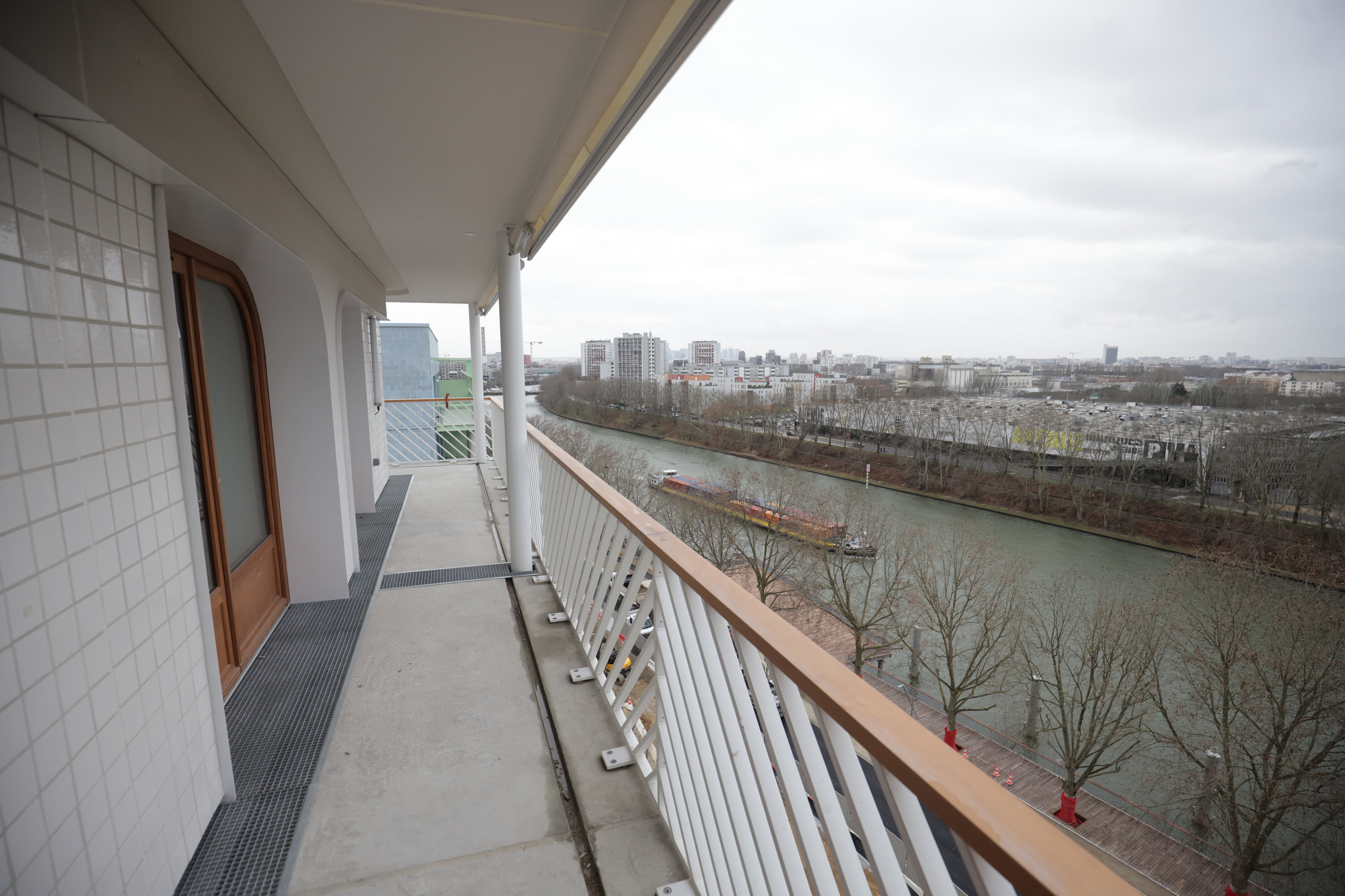 Village des athlètes à Saint-Ouen (Seine-Saint-Denis), le 8 février 2024. Dans les étages élevés de l'immeuble Athènes, il est possible de voir la Seine depuis le balcon filant de 30m2. LP/Olivier Arandel