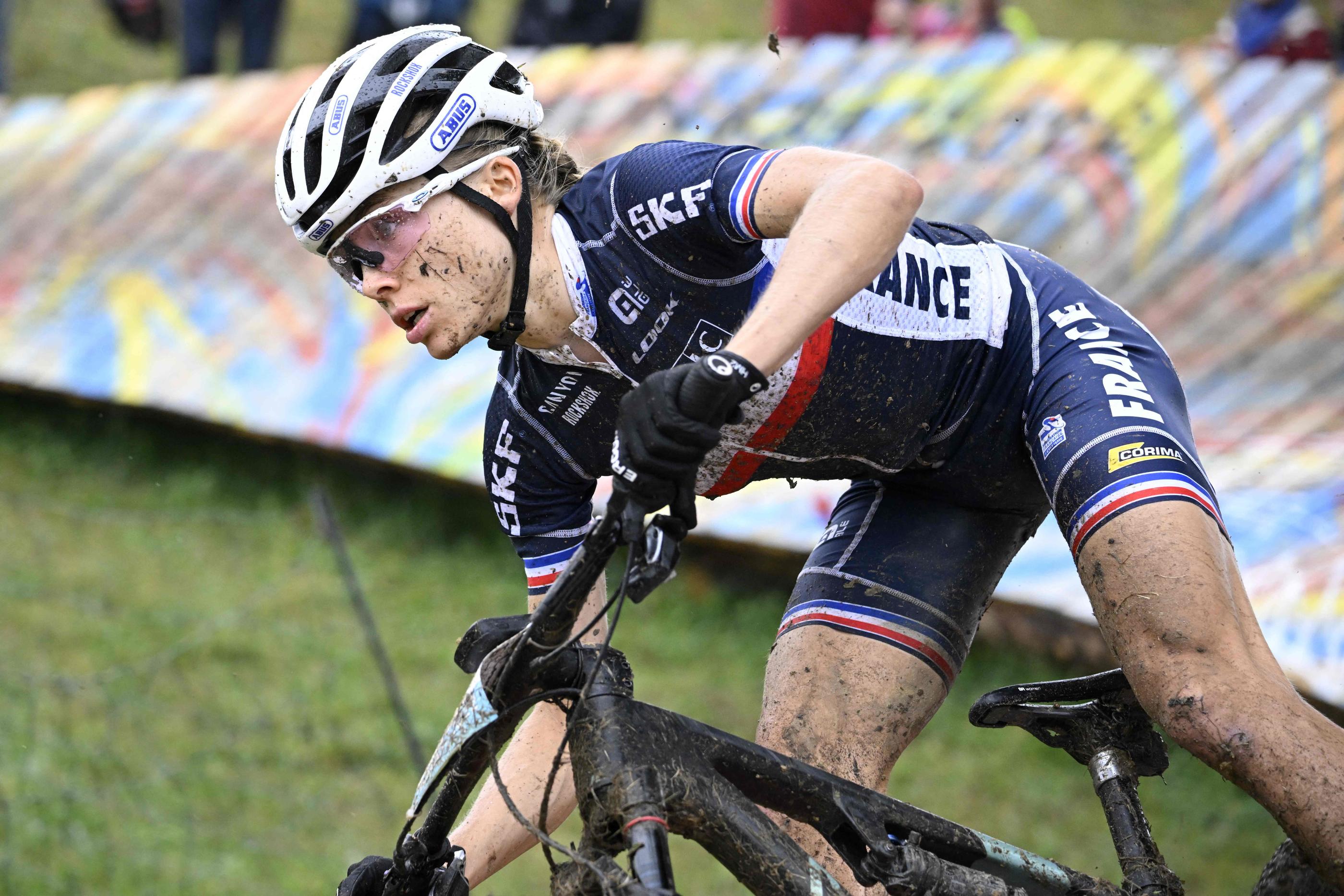 Loana Lecomte, ici en 2022, s'est imposée sur le Test Event de VTT organisé à Elancourt ce dimanche. Ferrand-Prévot prend la troisième place. Tobias SCHWARZ/AFP