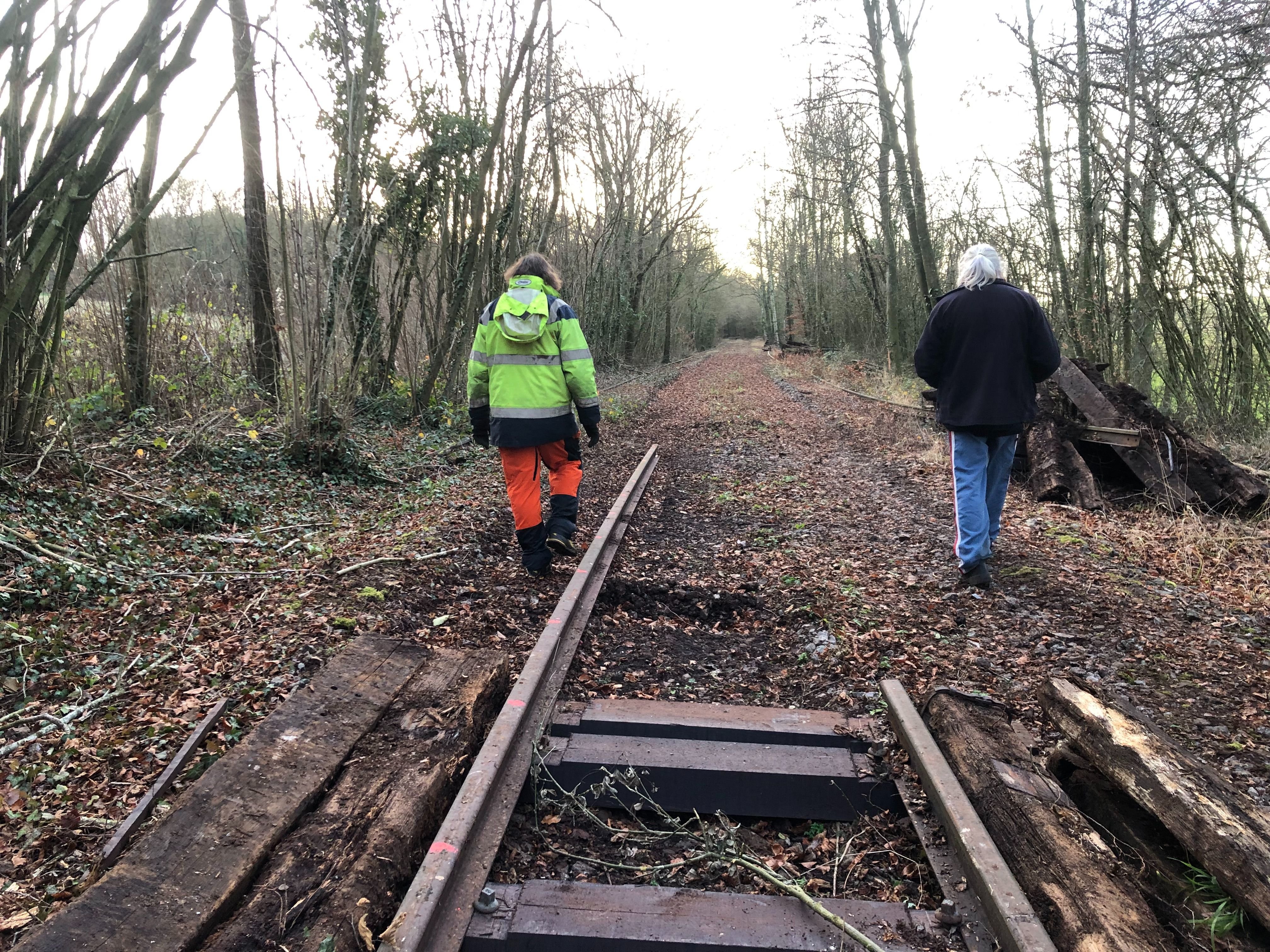 Crèvecœur-le-Grand (Oise), le jeudi 28 décembre. Des éclisses et des tire-fonds, qui maintiennent les rails, ont été volés, alors que le matériel était entreposé le long de la voie à rénover. LP/Florent Heib