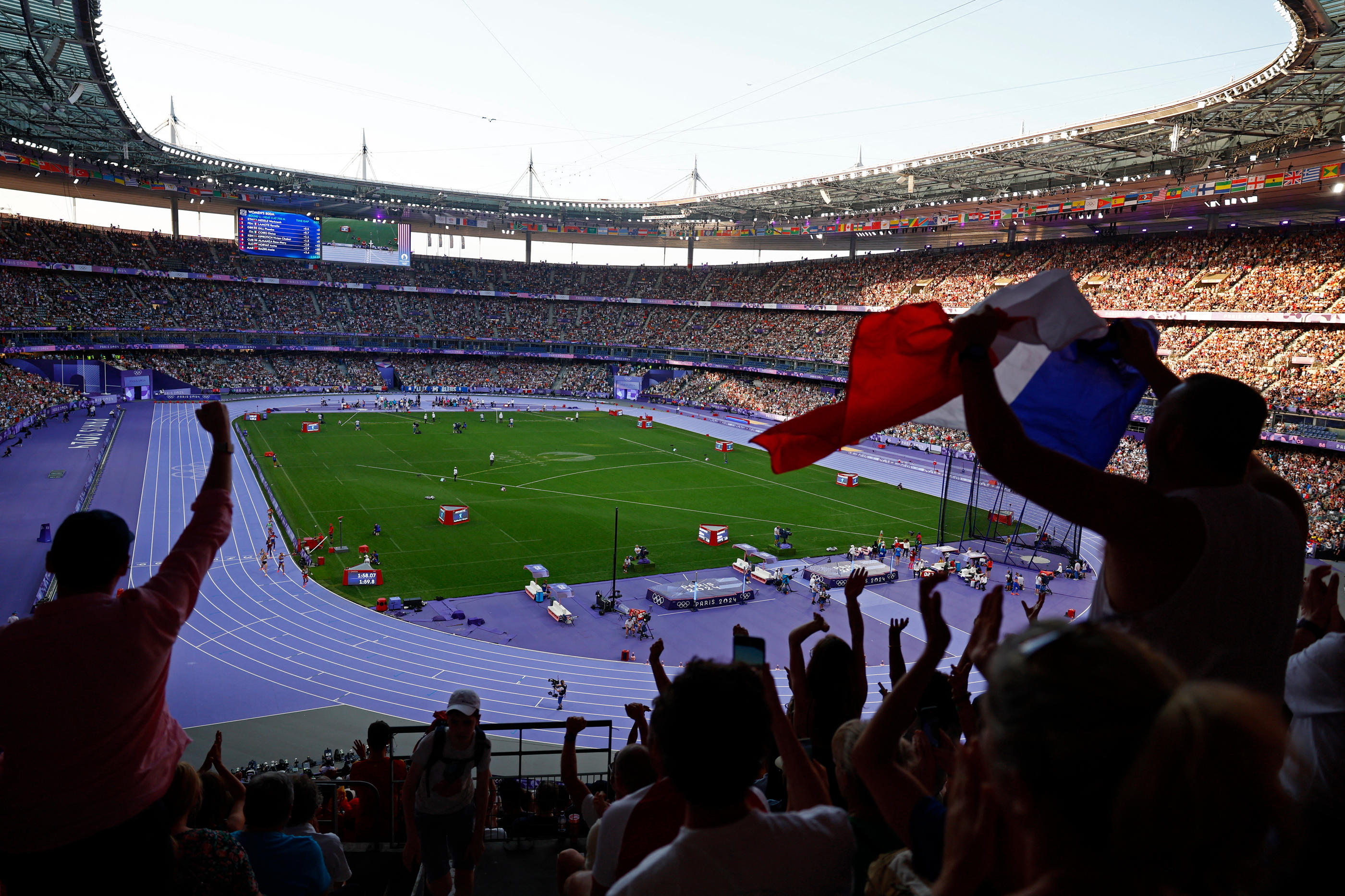 Le Stade de France était comble pour ses deux premières sessions d'athlétisme, ce vendredi 2 août. REUTERS/Alina Smutko