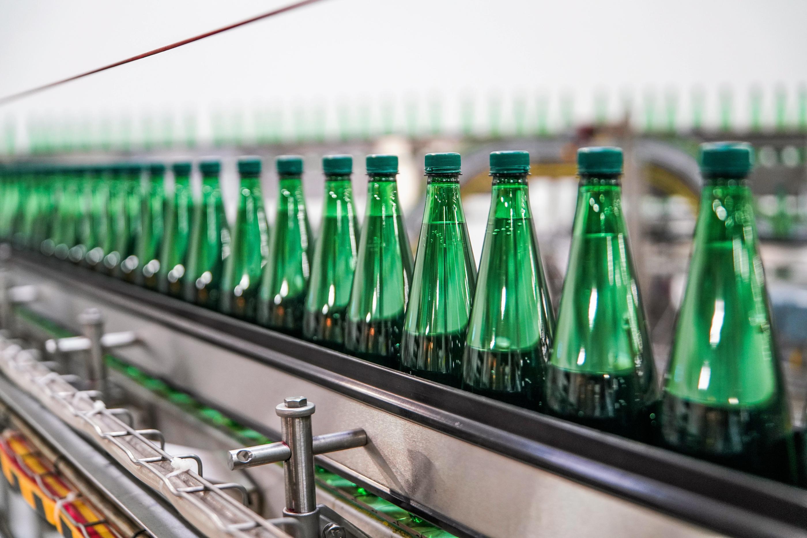Nestlé a annoncé avoir détruit deux millions de bouteilles d’eau Perrier «par précaution» après de fortes pluies. (Illustration). PhotoPQR/Le Midi Libre/Mikael Anisset