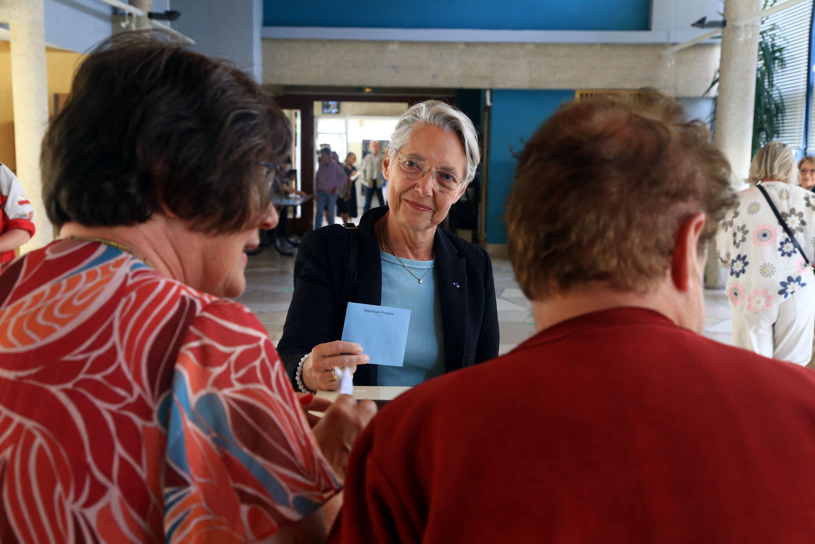 Elisabeth Borne a voté ce dimanche à Vire-Normandie (Calvados), où elle avait déjà été élue en 2022. MaxPPP/Serge Philippe Lecourt