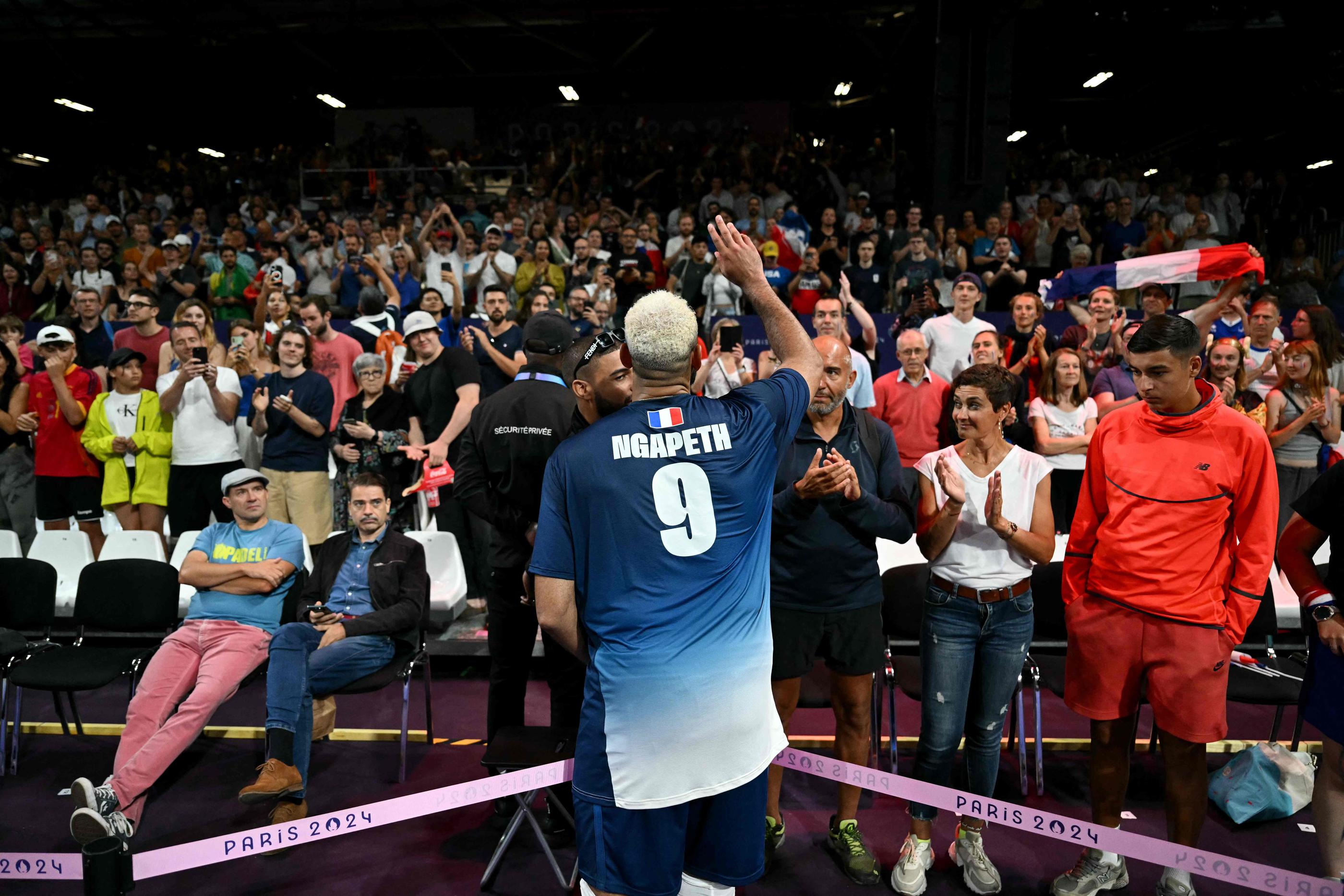 Coiffure peroxydée Earvin Ngapeth fête la victoire des Bleus du volley contre la Serbie (3-2 ce dimanche) avec le public. Ce dernier a été omniprésent. Natalia KOLESNIKOVA / AFP