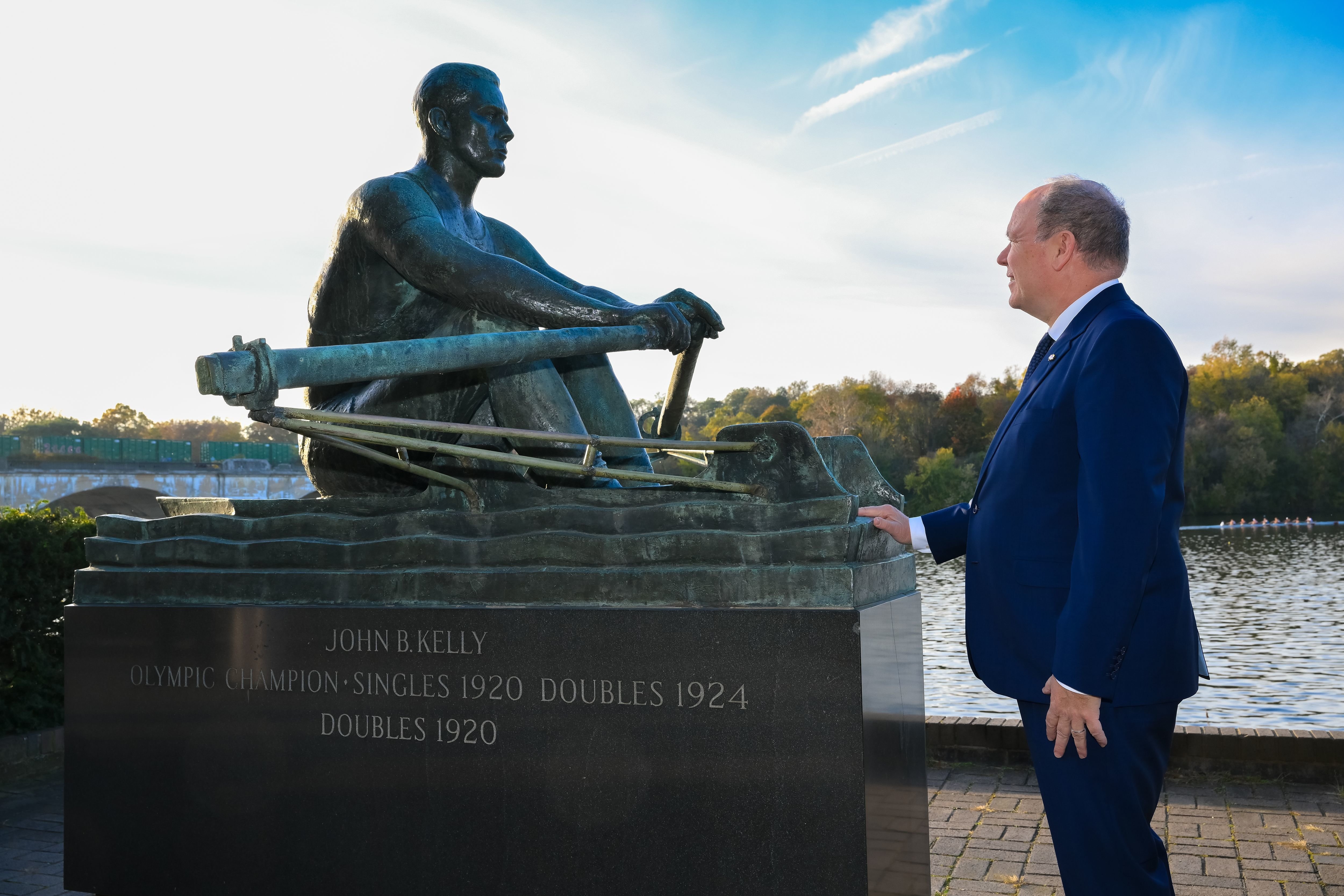 Le prince Albert II de Monaco, ici devant une statue de John Brendan Kelly à Philadelphie en octobre 2023, a plusieurs fois rendu hommage à son grand-père maternel. Michael Alesi