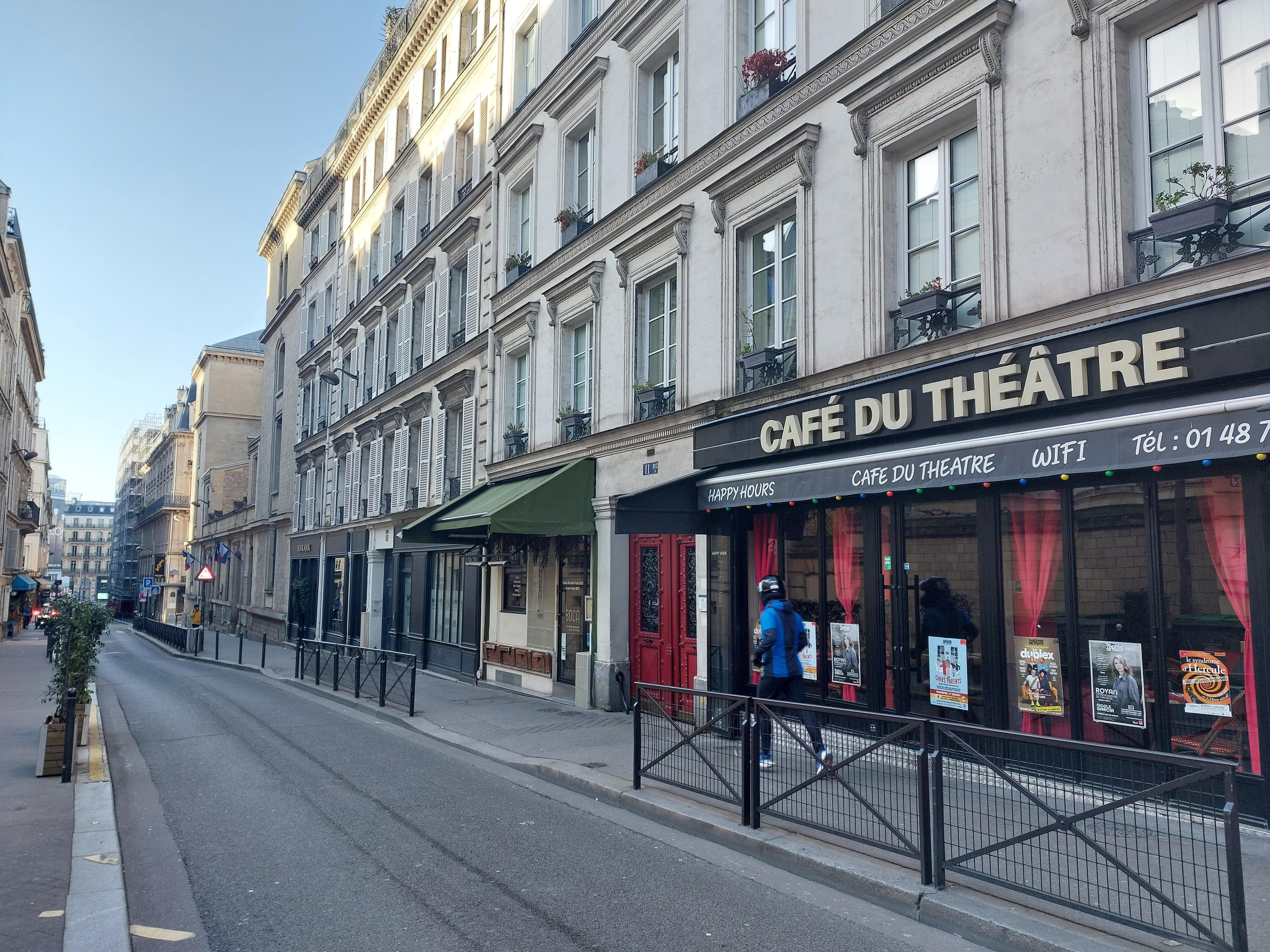 Rue Blanche, Paris (IXe), ce dimanche 24 mars. C'est dans un appartement, à deux pas de l'église de la Sainte-Trinité, que le drame est survenu ce samedi. LP/Julien Constant