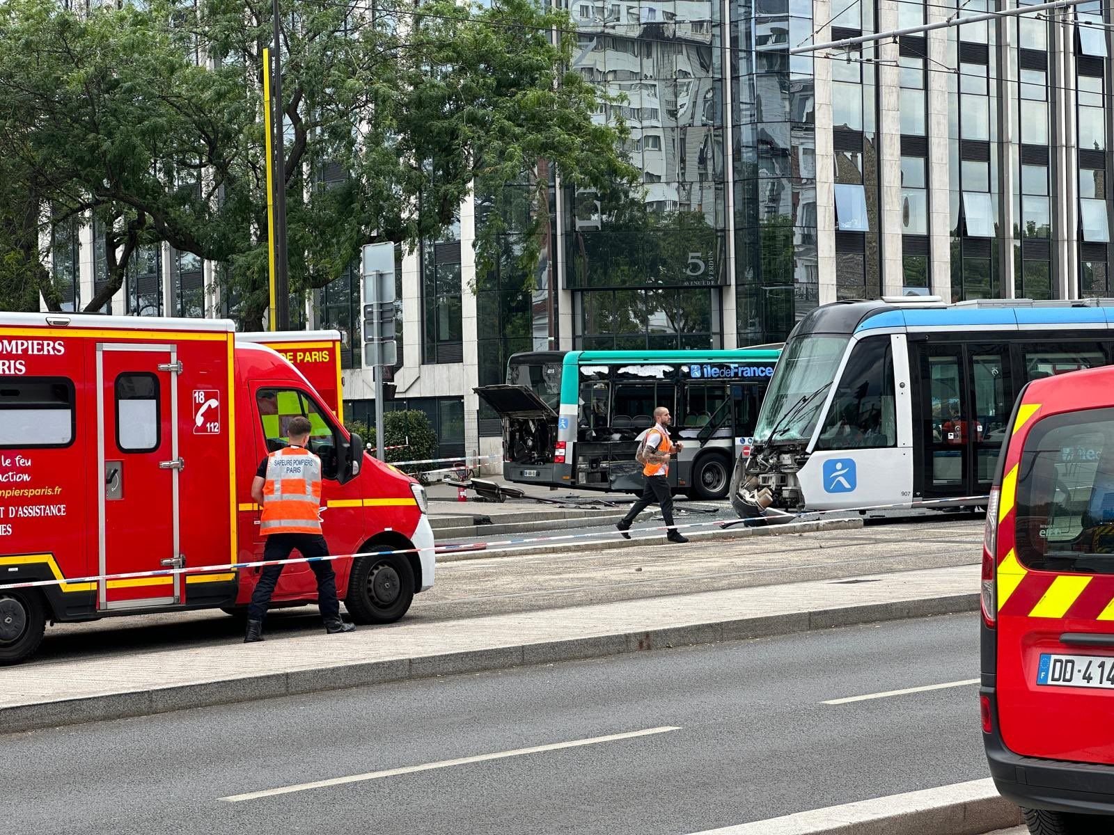 Paris (XIIIe), mardi 9 juillet. Le tramway et le bus de la ligne 323 transportaient tous deux de nombreux passagers. Mais aucun blessé grave n'est à déplorer. X/Jérôme Coumet