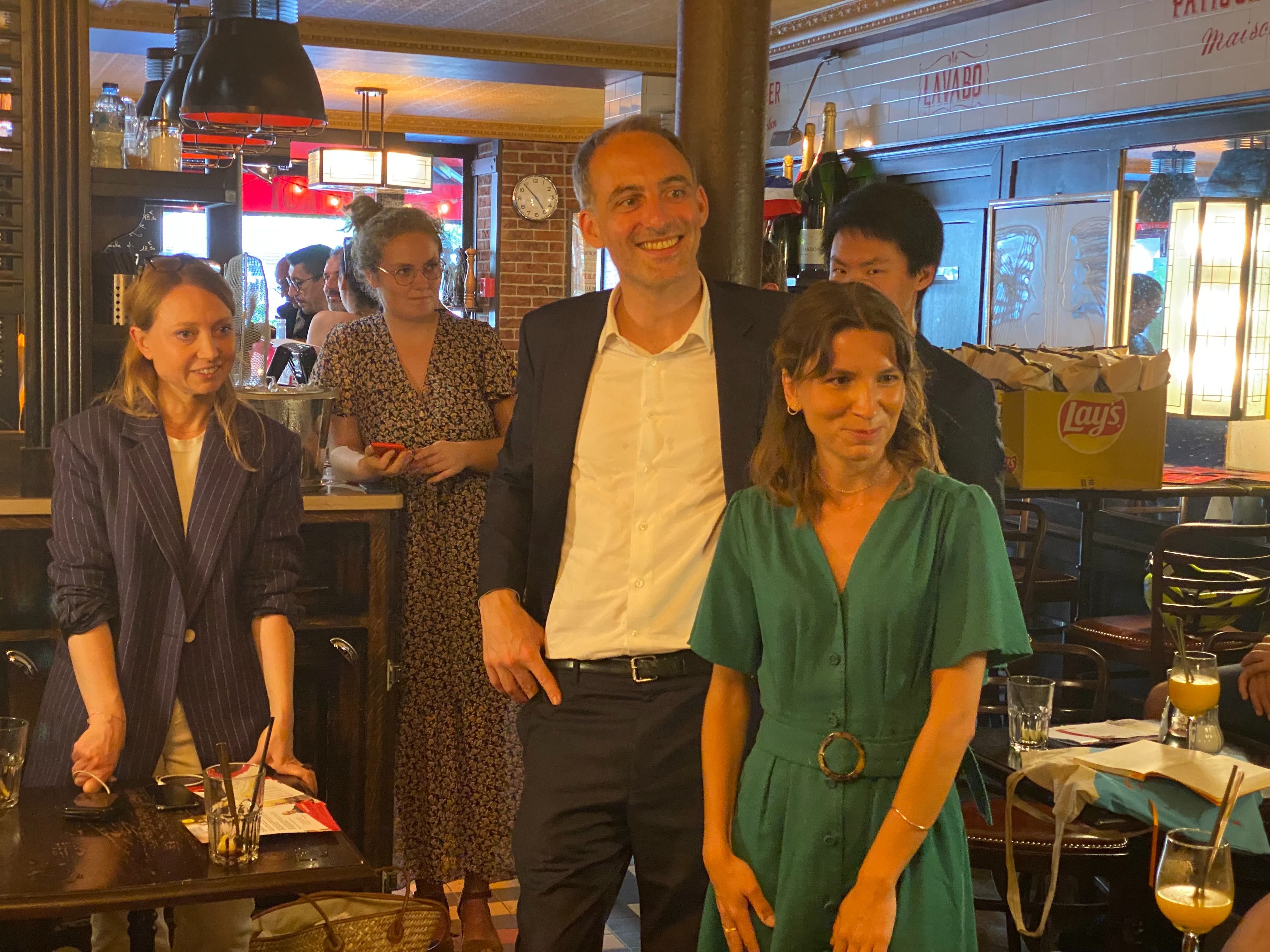 Paris (XVIIe), le 27 juin. Théa Fourdrinier (à droite), la candidate (Place publique) du Nouveau Front populaire dans la 4e circonscription de Paris, a annoncé le retrait de sa candidature ce mardi soir, après être arrivée en 3e position au premier tour des élections législatives. LP/Auguste Canier