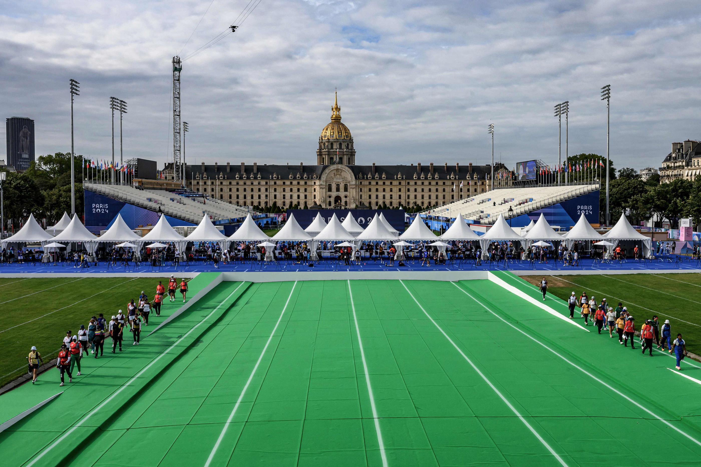 Paris, Invalides, ce jeudi. La compétition de tir à l'arc a débuté sur le site majestueux des Invalides, mais sans public et sur un terrain annexe pour l'instant. AFP/Jeff Pachoud/Sébastien Bozon