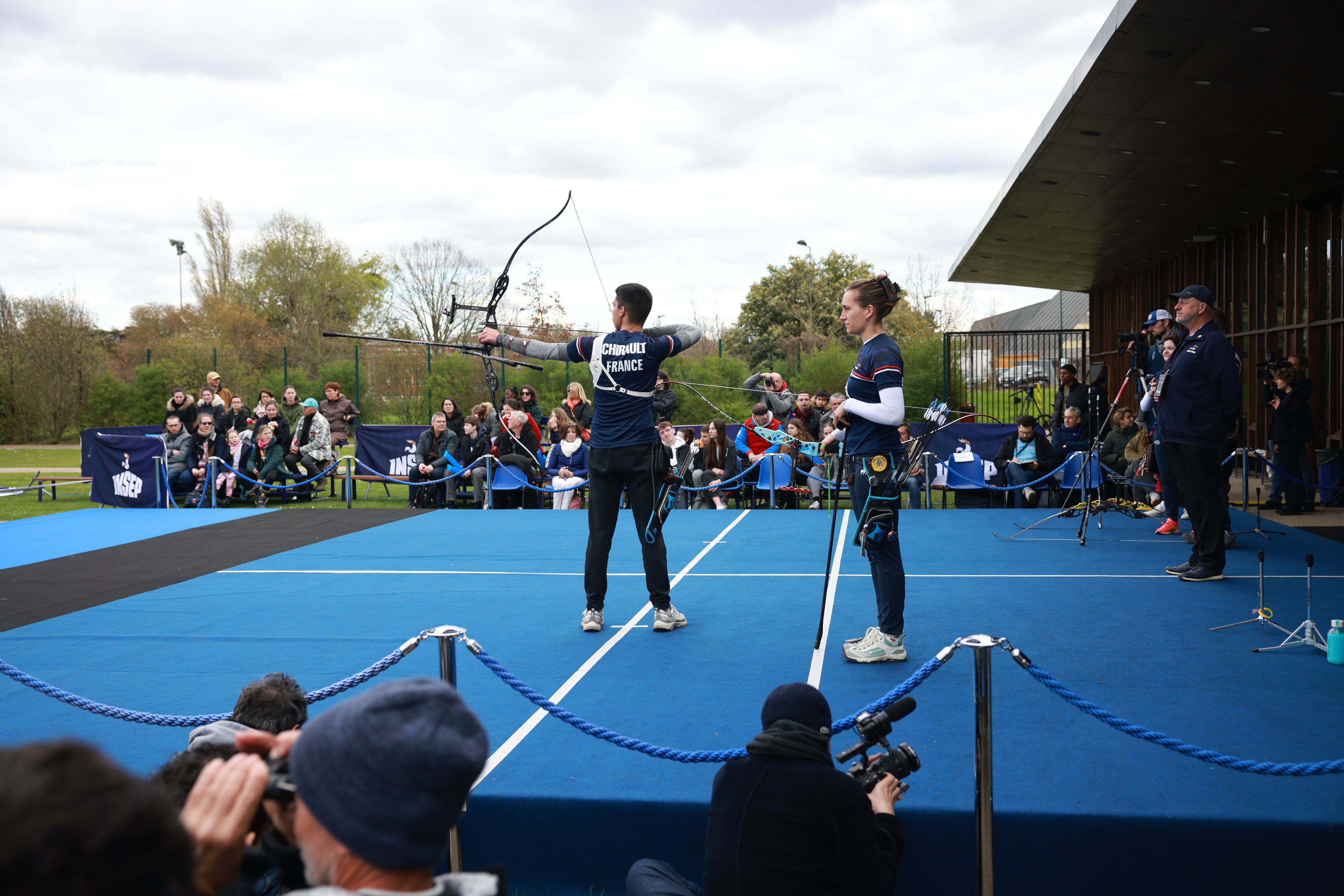 Paris (XIIe), le 27 mars. Sur leur site d'entraînement habituel de l'Insep, les archers français ont pris part à une compétition interne, dans des conditions proches de celles des Jeux olympiques de Paris cet été. LP/Olivier Arandel