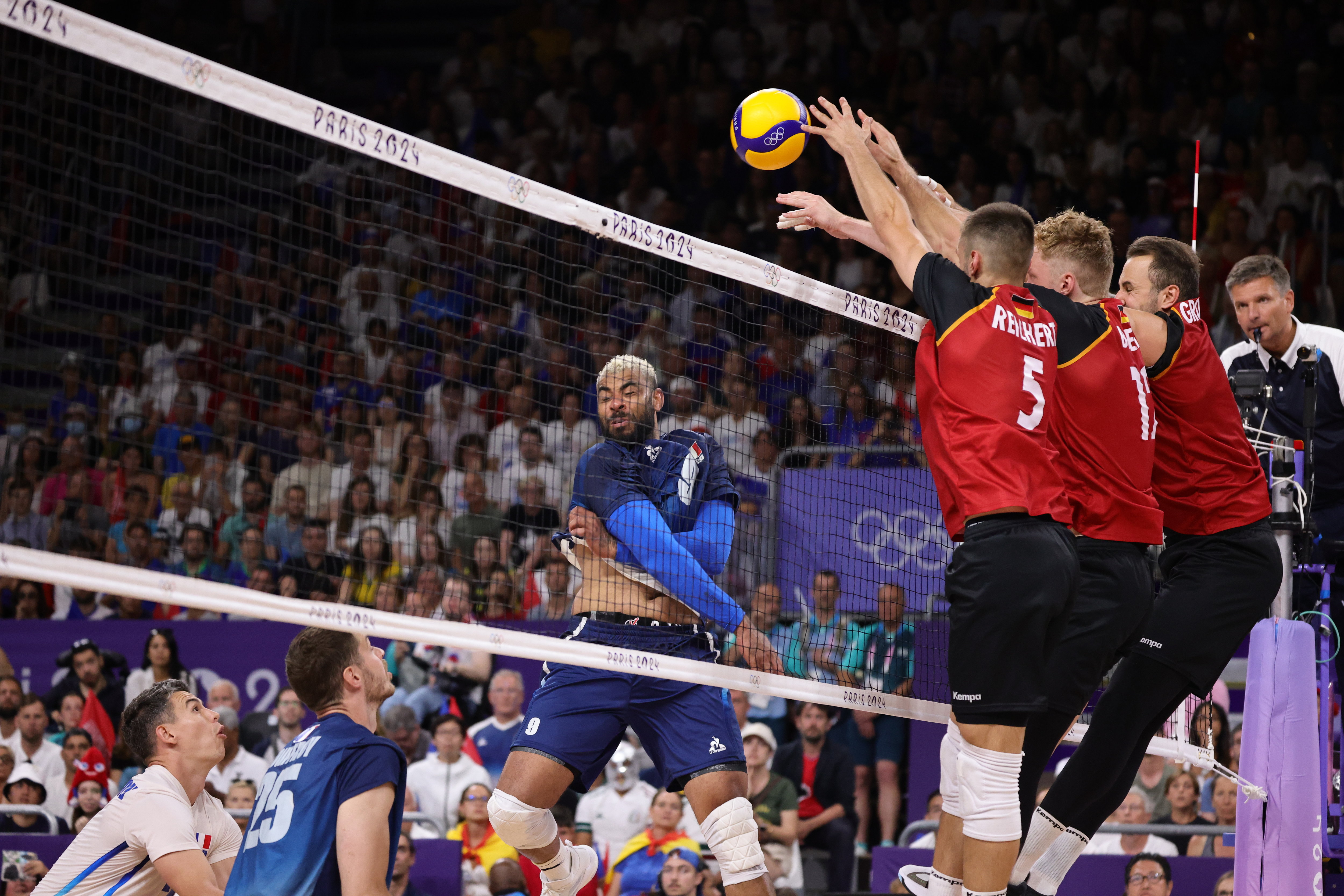 À l'image de cette action lors du quart de finale de volley remporté in extremis par les Bleus d'Earvin Ngapeth, les matchs entre la France et l'Allemagne sont toujours très disputés. LP / Olivier Arandel