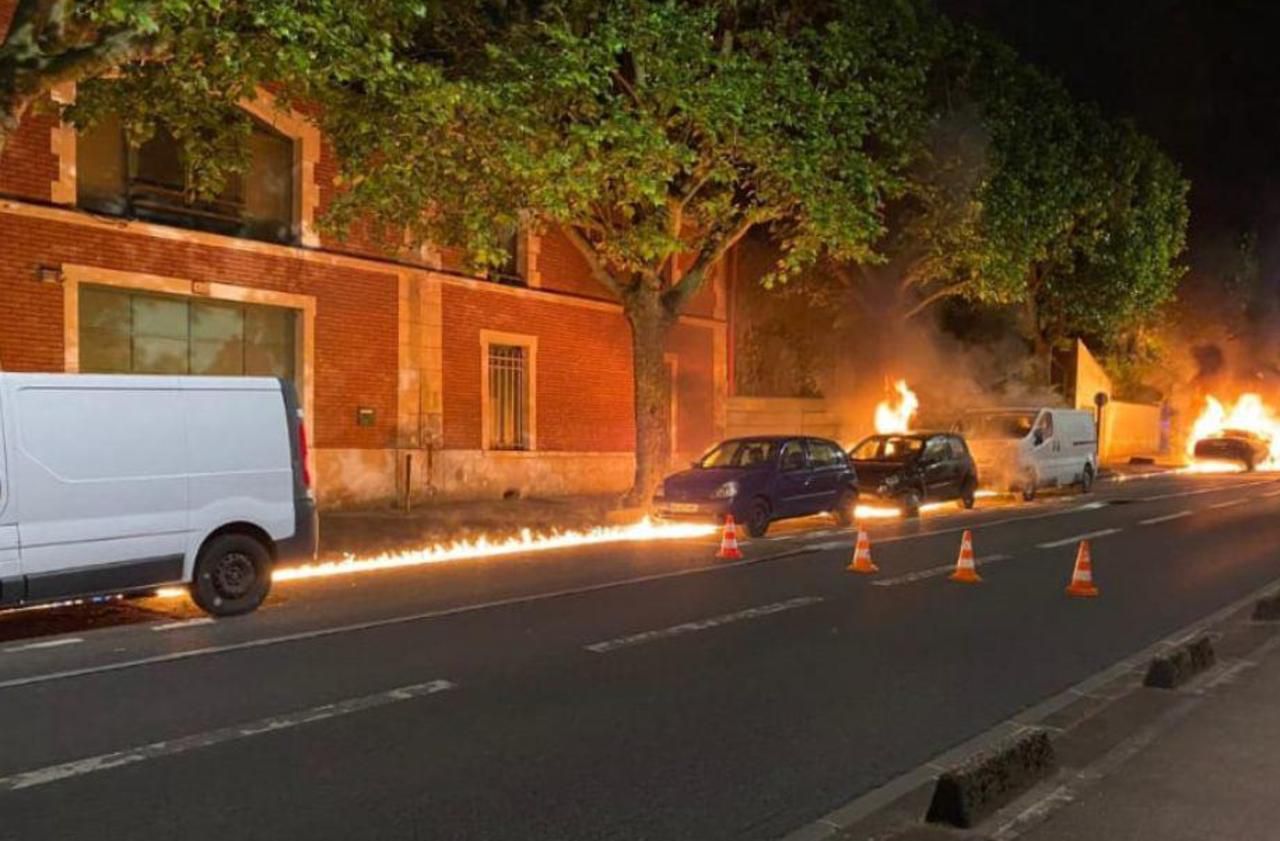 <b></b> À Saint-Maurice, onze voitures sont parties en fumée dans une même rue, en partie à cause de la propagation.