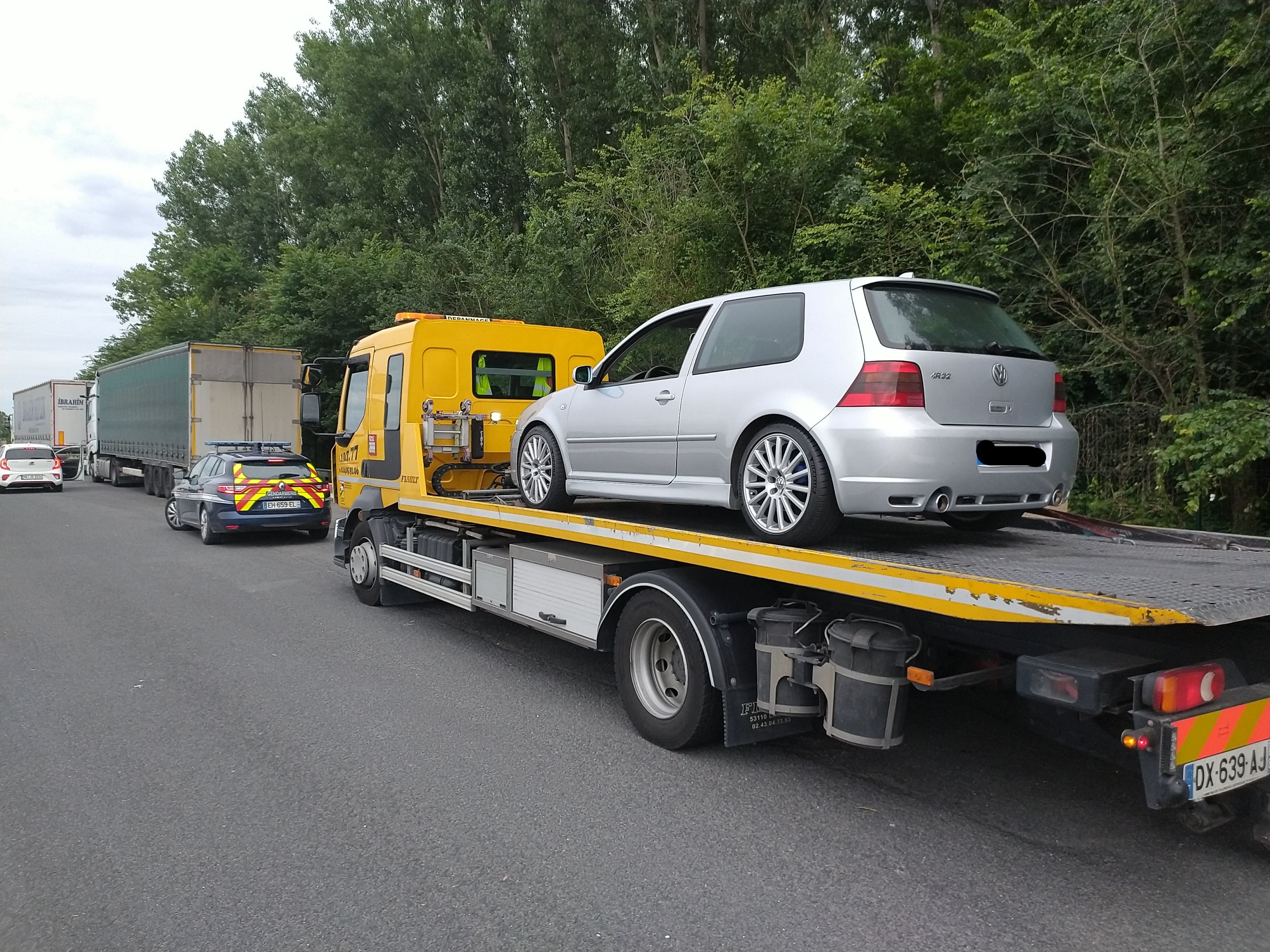 Fontenay-Trésigny, lundi 6 juin 2022. Le conducteur de cette Golf R32 a été contrôlé par les gendarmes à près de 200 km/h sur cette portion de la N4 limitée à 110 km/h. Il est tombé en panne juste après. DR.