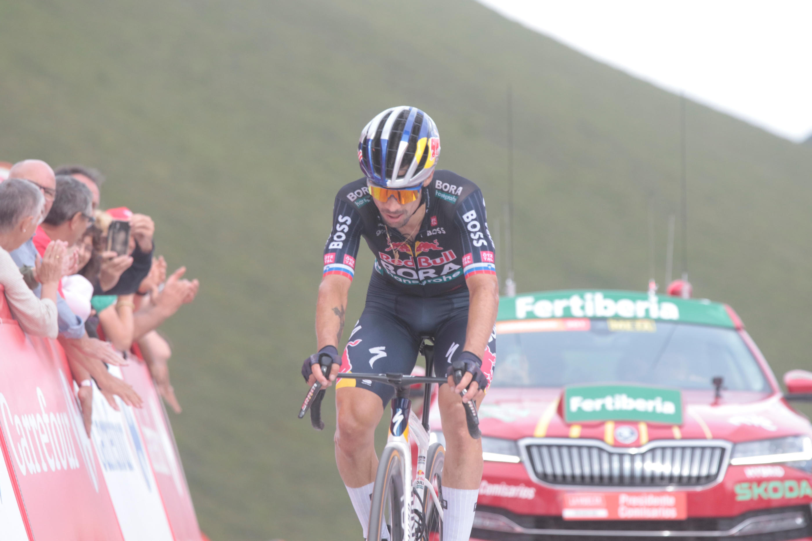 Primoz Roglic, ici lors de la 13e étape, a réussi à reprendre du temps au Maillot rouge Ben O'Connor. Icon Sport