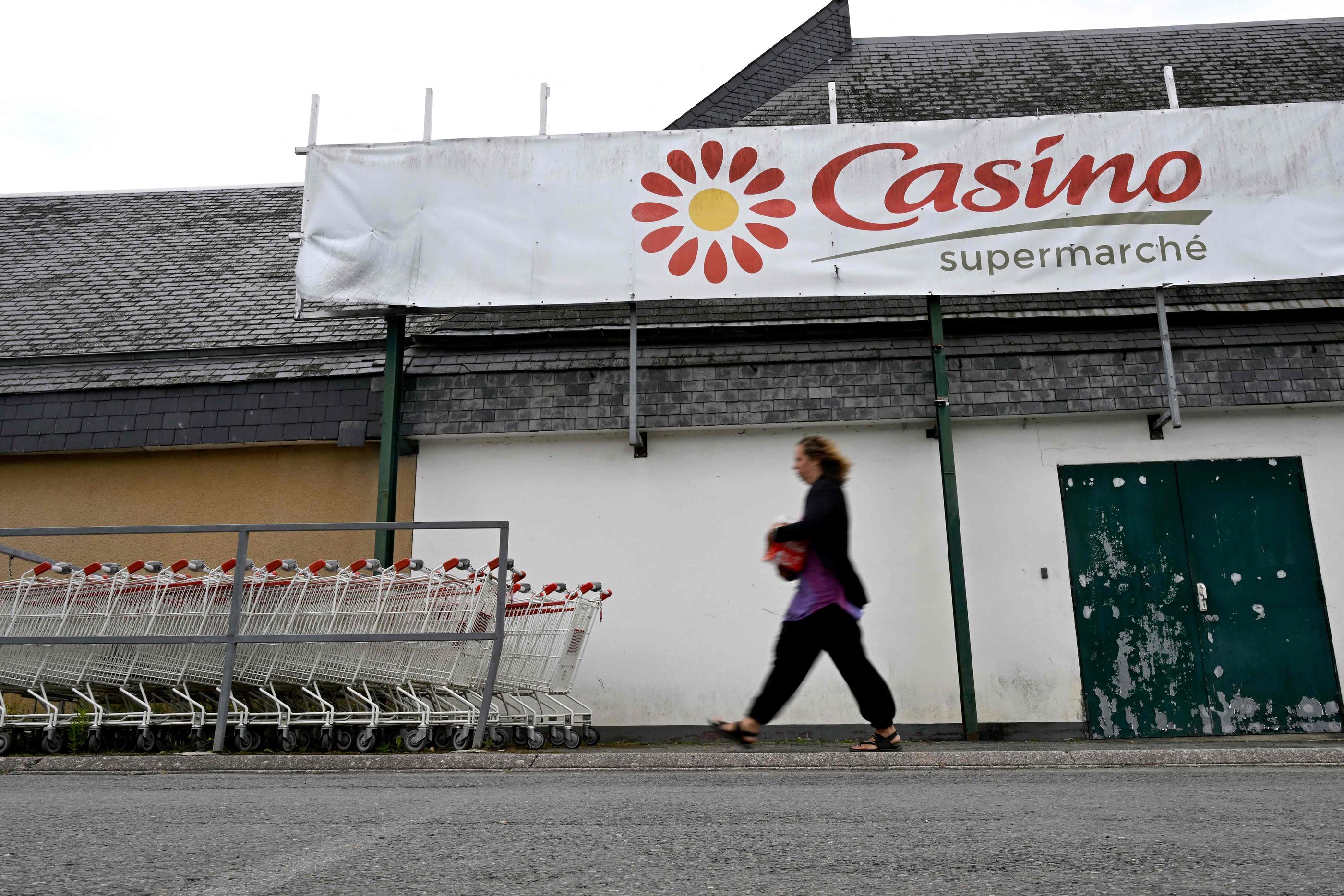 Intermarché et Auchan doivent racheter la plupart des magasins Casino et se sont engagés à préserver l'emploi, assure le ministre de l'Economie Bruno Le Maire. Damien MEYER/AFP