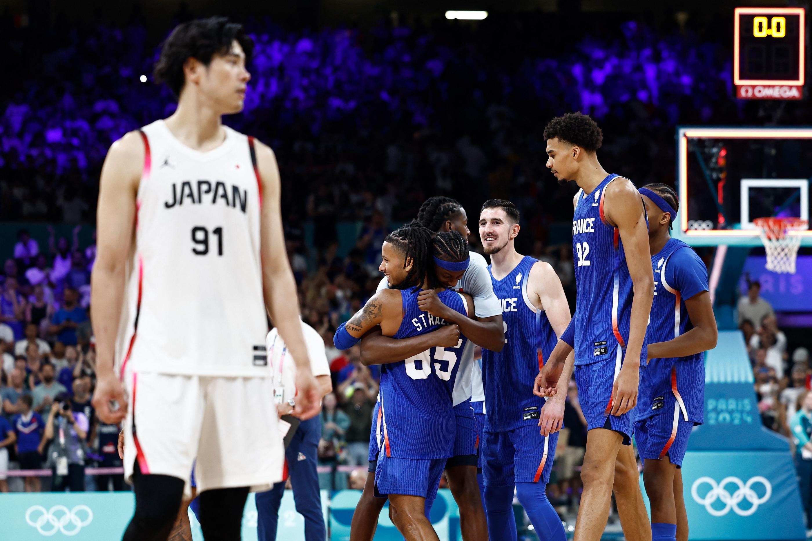 Soulagés mais guère rassurants après leur victoire en prolongation contre les modestes Japonais, Matthew Strazel (de dos), Nando de Colo, Victor Wembanyama (de g. à dr.) et les Bleus doivent impérativement monter le curseur d'un cran. AFP/Sameer Al-Doumy