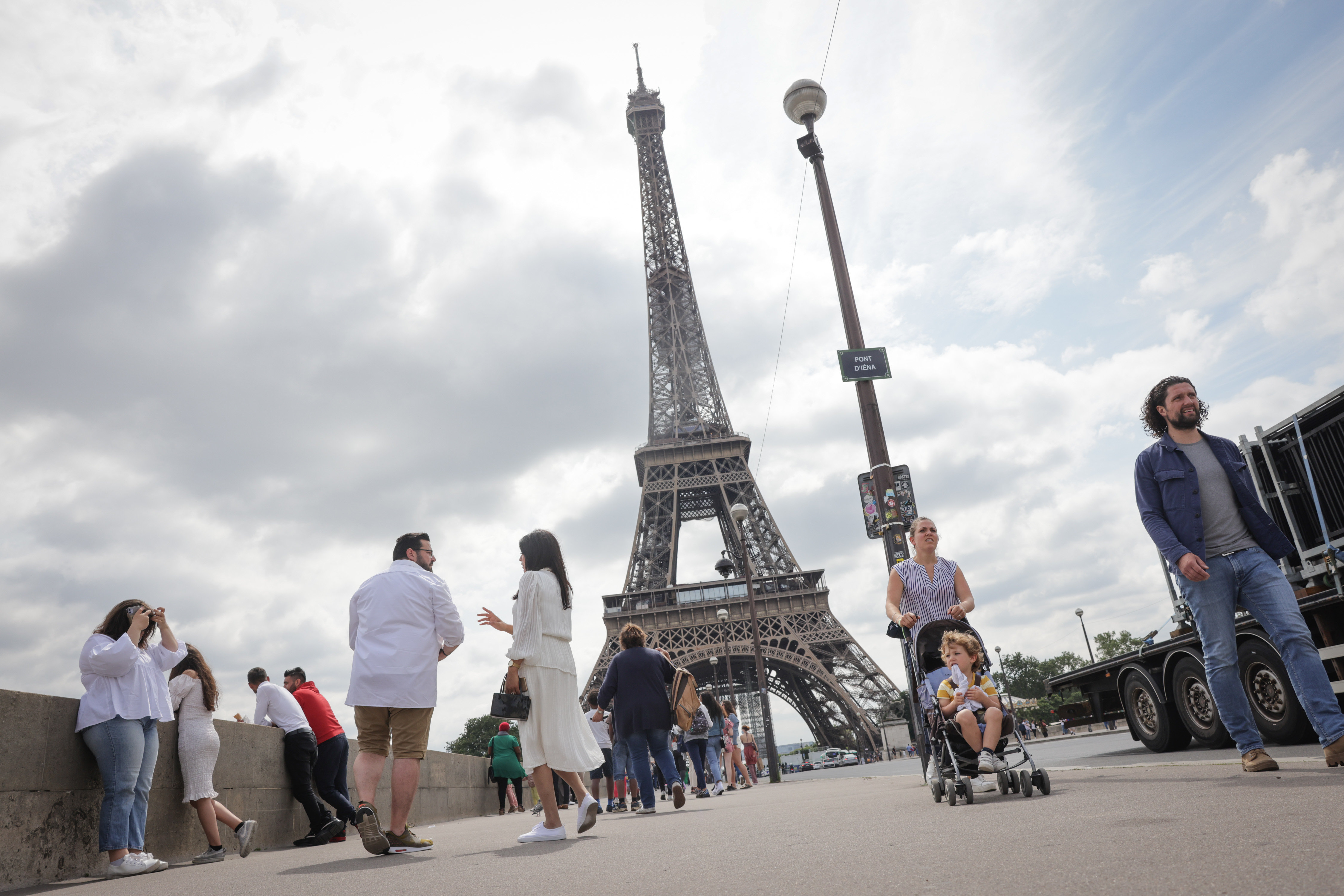 Paris. Dès le 17 juin, l'accès au sommet de la tour Eiffel par ascenseur coûtera 35,50 euros par adulte, contre 29,40 euros aujourd'hui. LP/Philippe de Poulpiquet