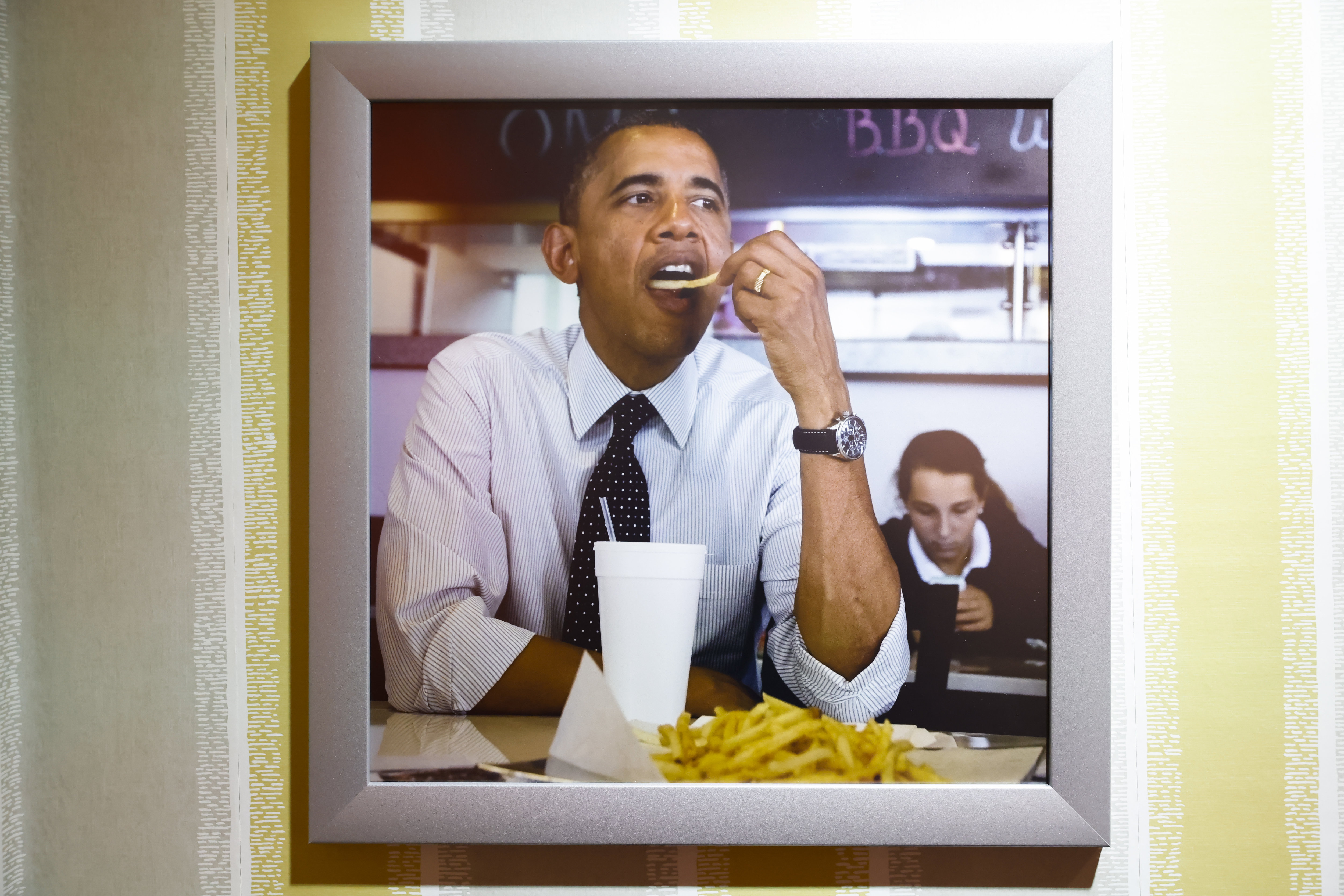 Cette photo de Barack Obama, ici en train de déguster des frites dans un fast-food, est exposée au musée de la frite, Fritmuseum, situé à Bruges. LP/Olivier Corsan