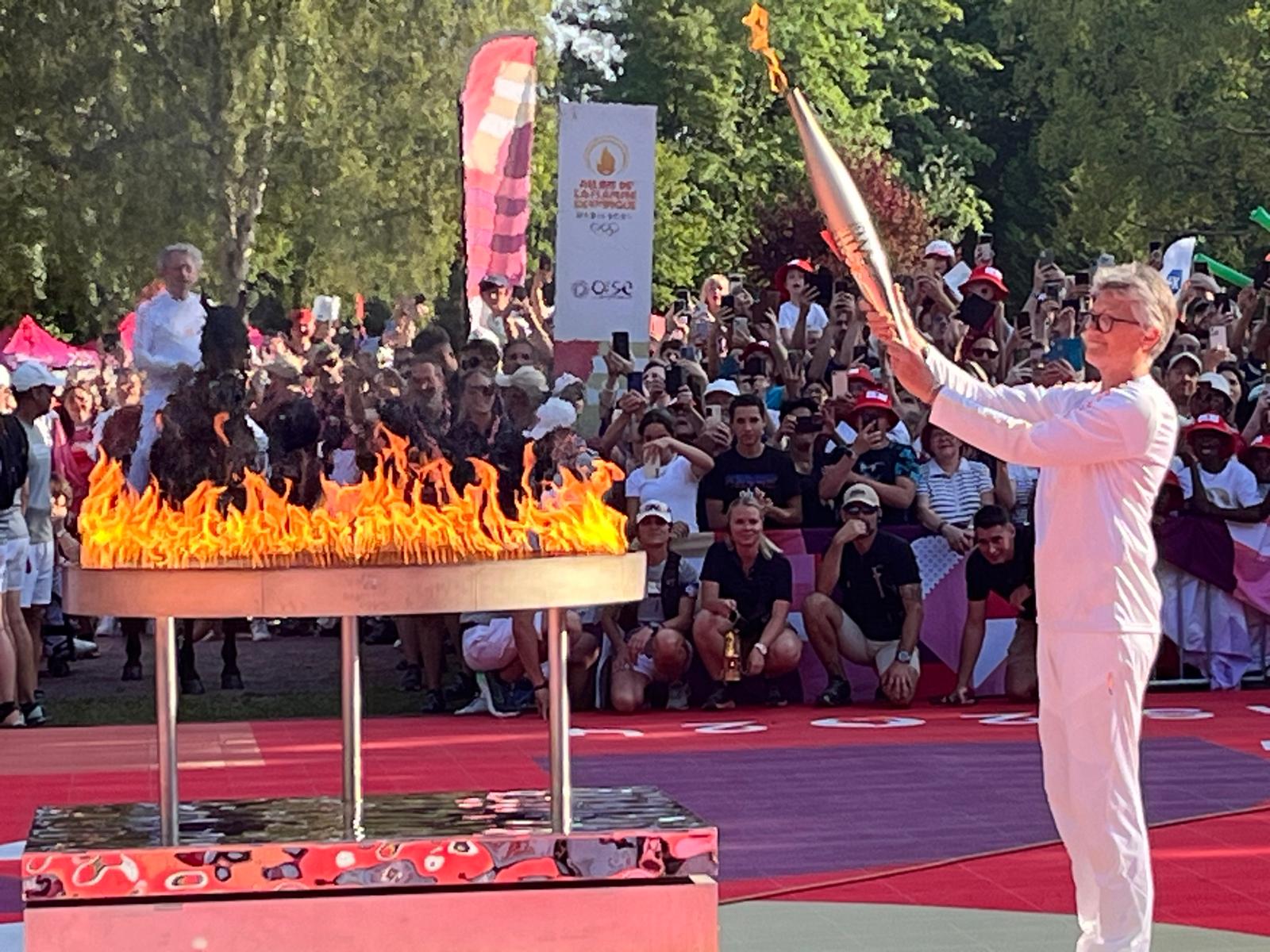 Beauvais, jeudi 18 juillet. Sophie Moressée-Pichot, dernière relayeuse de cette journée oisienne, épéiste, multiple championne du monde et championne olympique, allume le chaudron sous les acclamations du public beauvaisien.