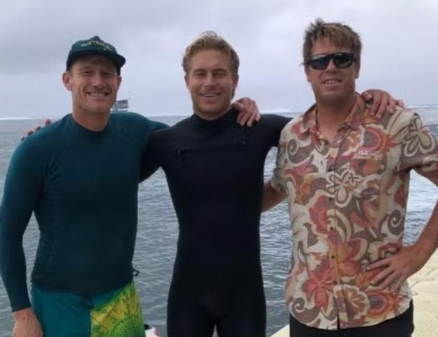 Le juge de surf australien Ben Lowe (à droite) avec le surfeur Ethan Ewing (au centre) et l'entraîneur Bede Durbidge (à gauche). Instagram