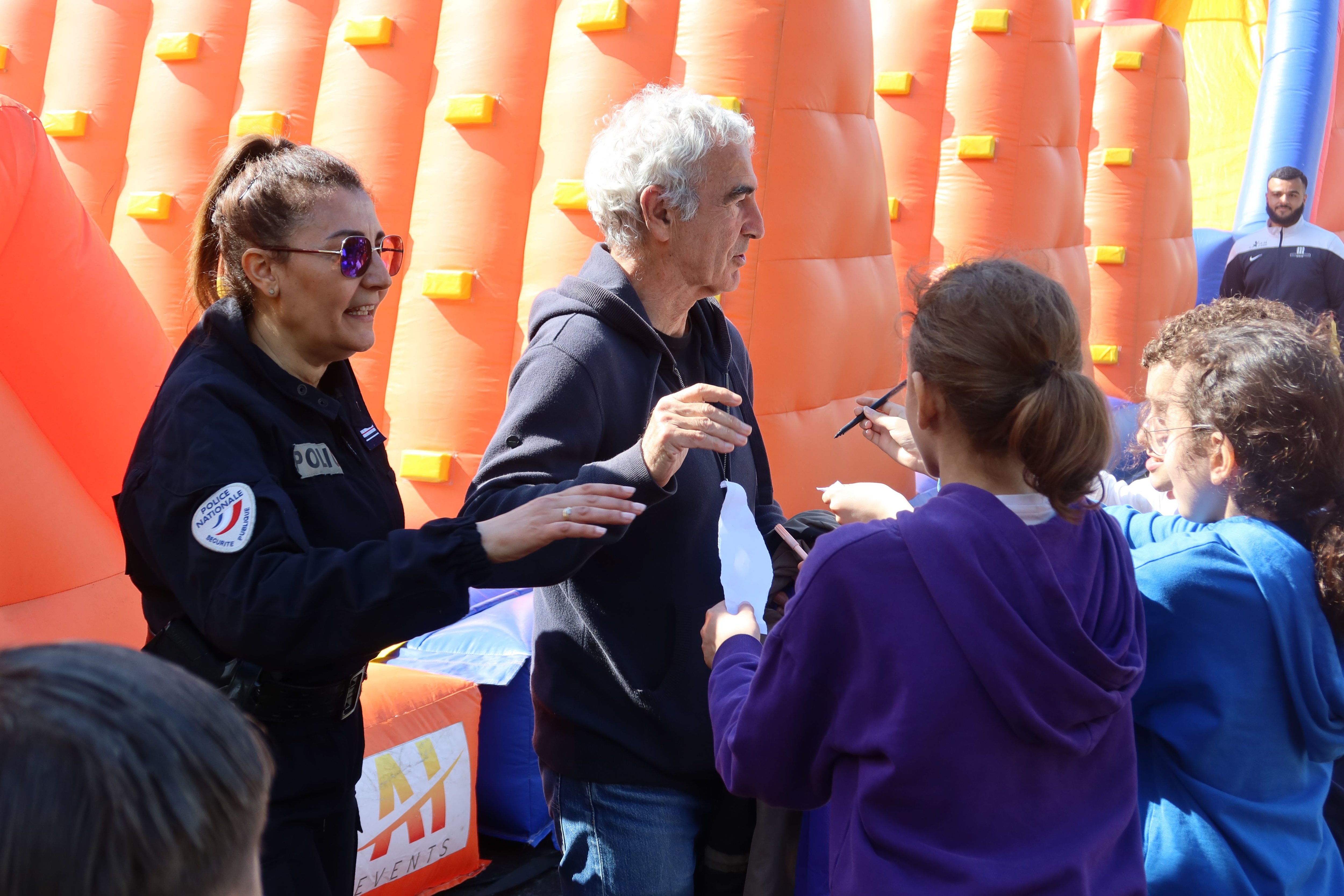 Creil (Oise), le mercredi 15 mai. Raymond Domenech était de passage au collège Jules-Michelet pour assister aux Olympiades et soutenir les actions de prévention de la délinquance de la police nationale. LP/Florent Heib