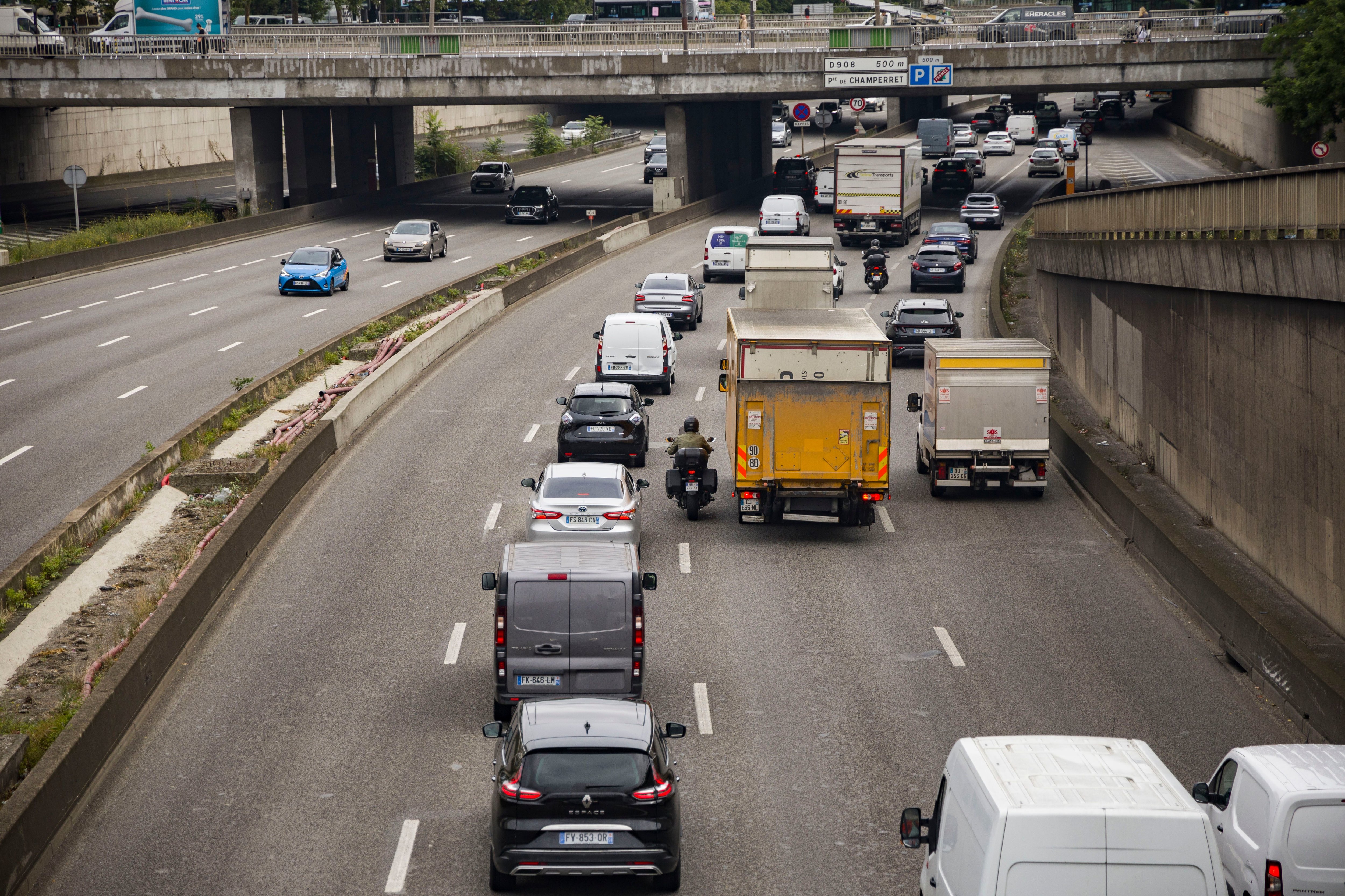 Paris, le 23 juillet. Coincés dans les bouchons, les automobilistes s'agacent de voir les voies olympiques très peu utilisées. LP/Alexandre Delaitre