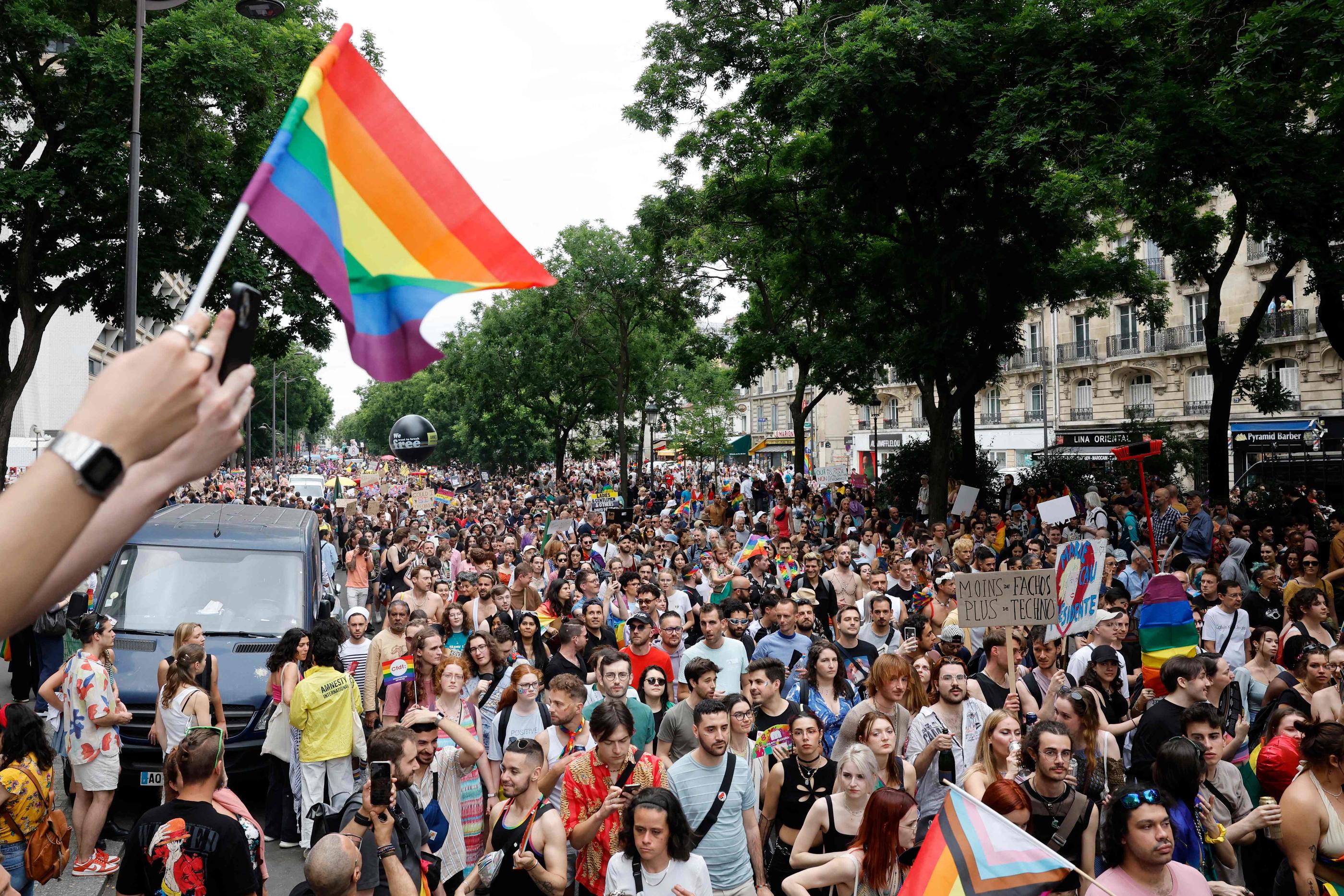 Le cortège devait rejoindre la place de la République où un concert était prévu à partir de 16h30, avec en têtes d’affiche Eddy de Pretto, Bilal Hassani, Desire, Louïz ou encore la drag queen Piche. AFP/OLYMPIA DE MAISMONT