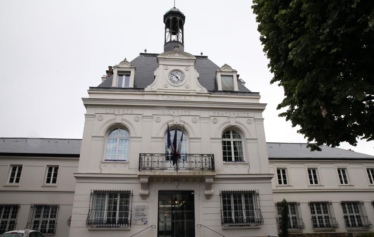 Les participants au mariage ne respectaient pas le code de la route en passant notamment devant la mairie. LP/O.B.