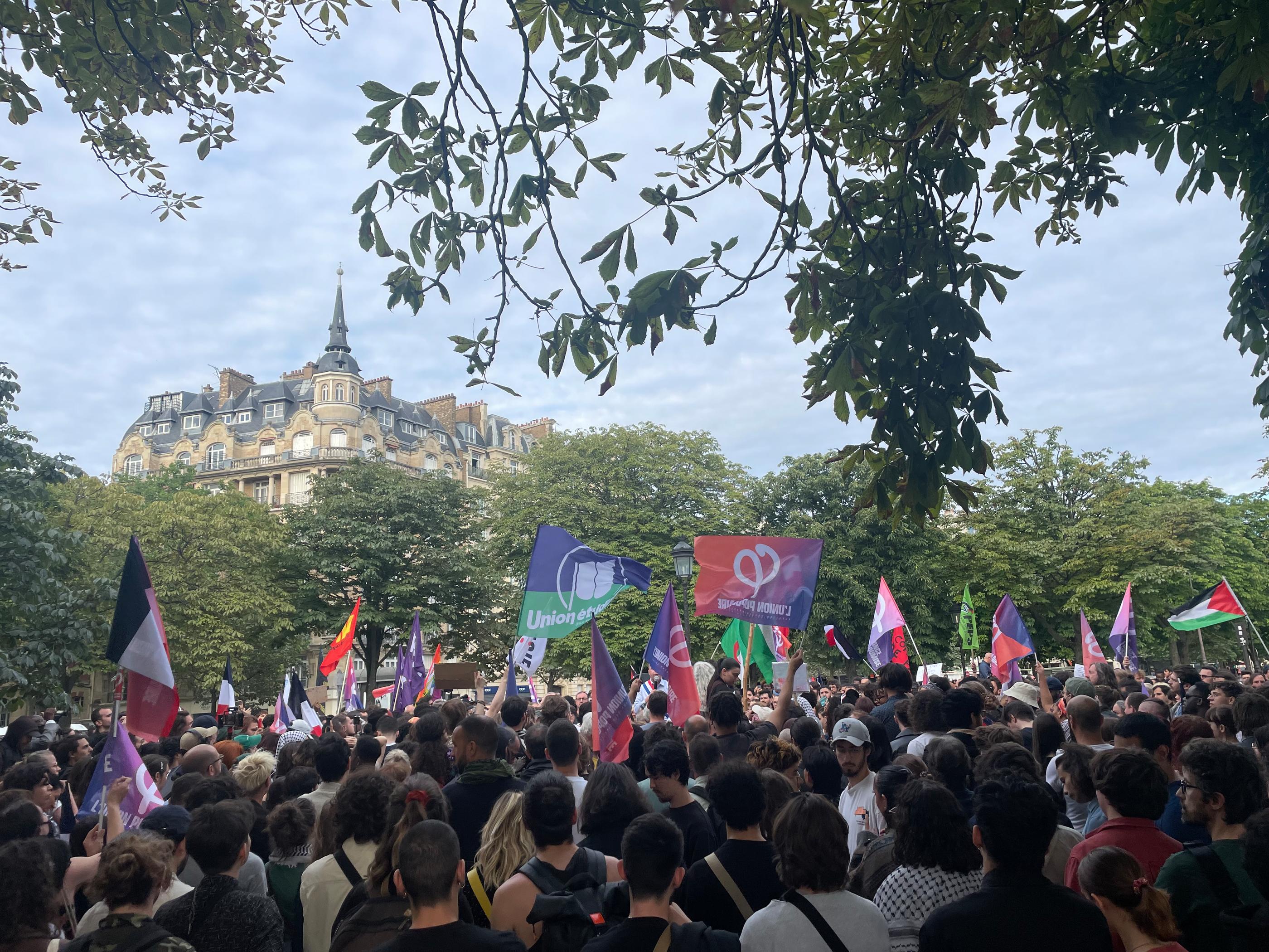 Place de la Nation (XIIe), le 14 juillet. «La gauche est arrivée en tête, la gauche doit gouverner !» estiment les manifestants. LP/Victor Tassel