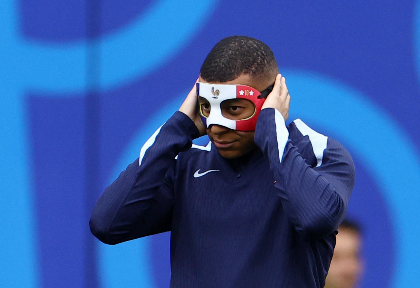 Kylian Mbappé porte désormais un masque aux couleurs de la France. REUTERS/Lisi Niesner