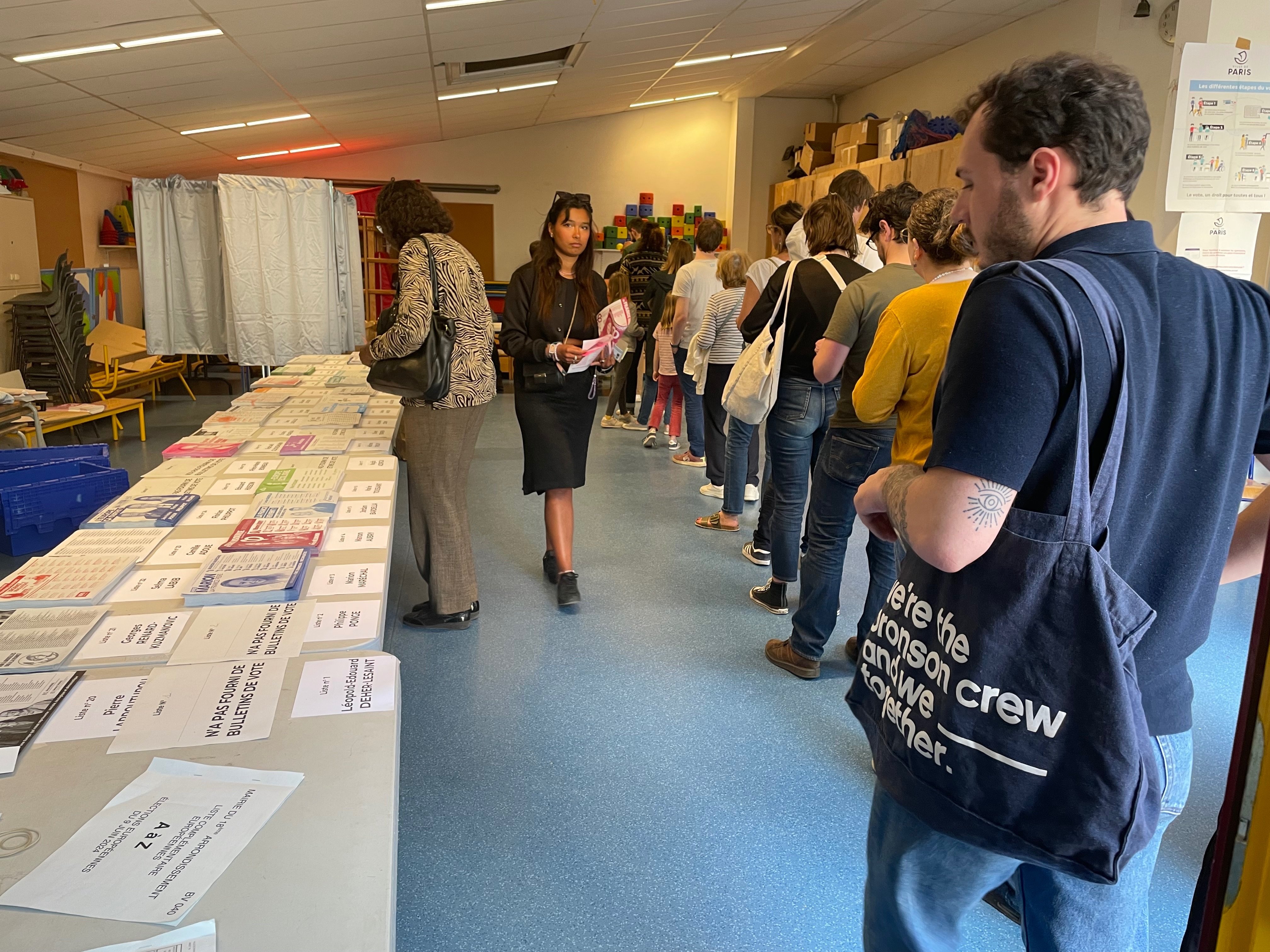 Paris. Dans le bureau de la rue Vauvenargues, au pied de Montmartre (XVIIIe), les électeurs se sont fortement mobilisés jusqu’à 15 heures et il y avait encore la queue en début de soirée. LP/Christine Henry