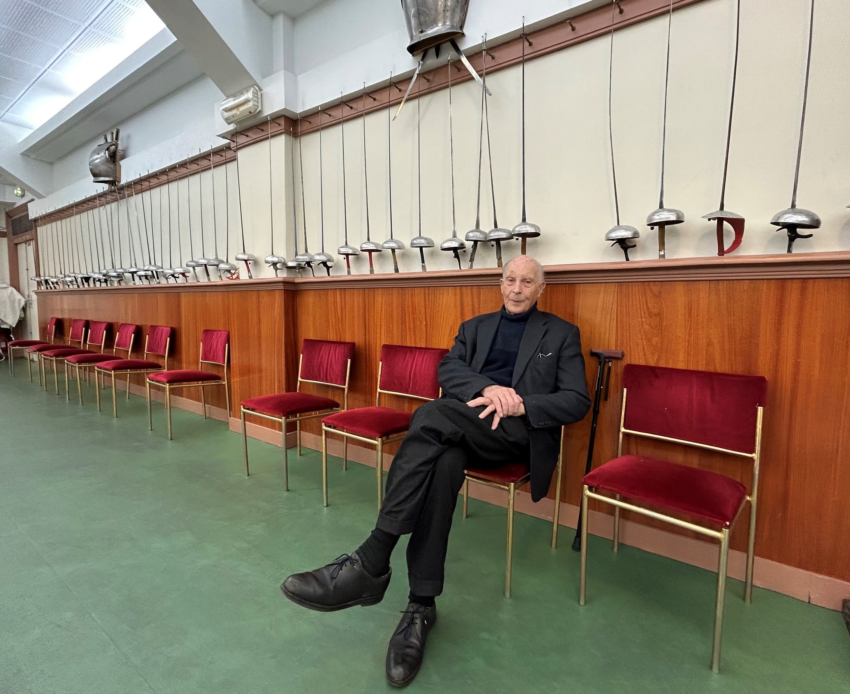 Gilbert Ginsburger dans la Salle d'Armes du Cercle national des Armées, aux murs ornés de nombreuses épées et sabres. LP/Marion Canu