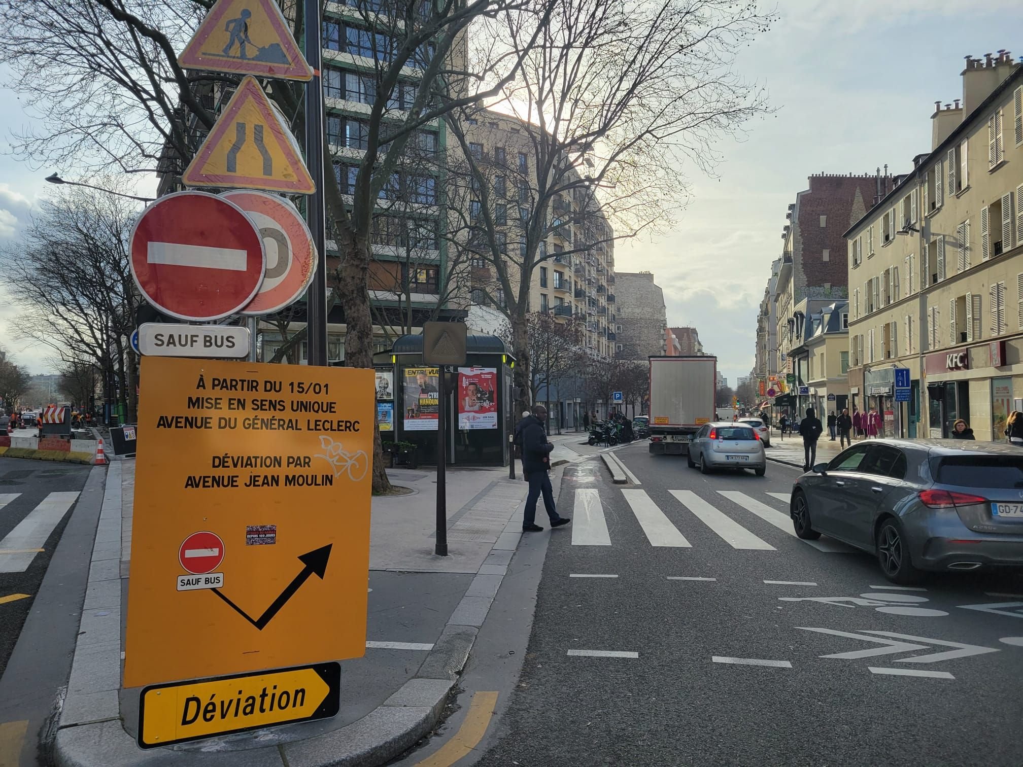 Paris, avenue Jean-Moulin (XIVe), mercredi 14 février. Face à l'augmentation du trafic automobile généré par le nouveau plan de circulation, certains habitants du quartier affirment envisager de déménager. LP/J.L.