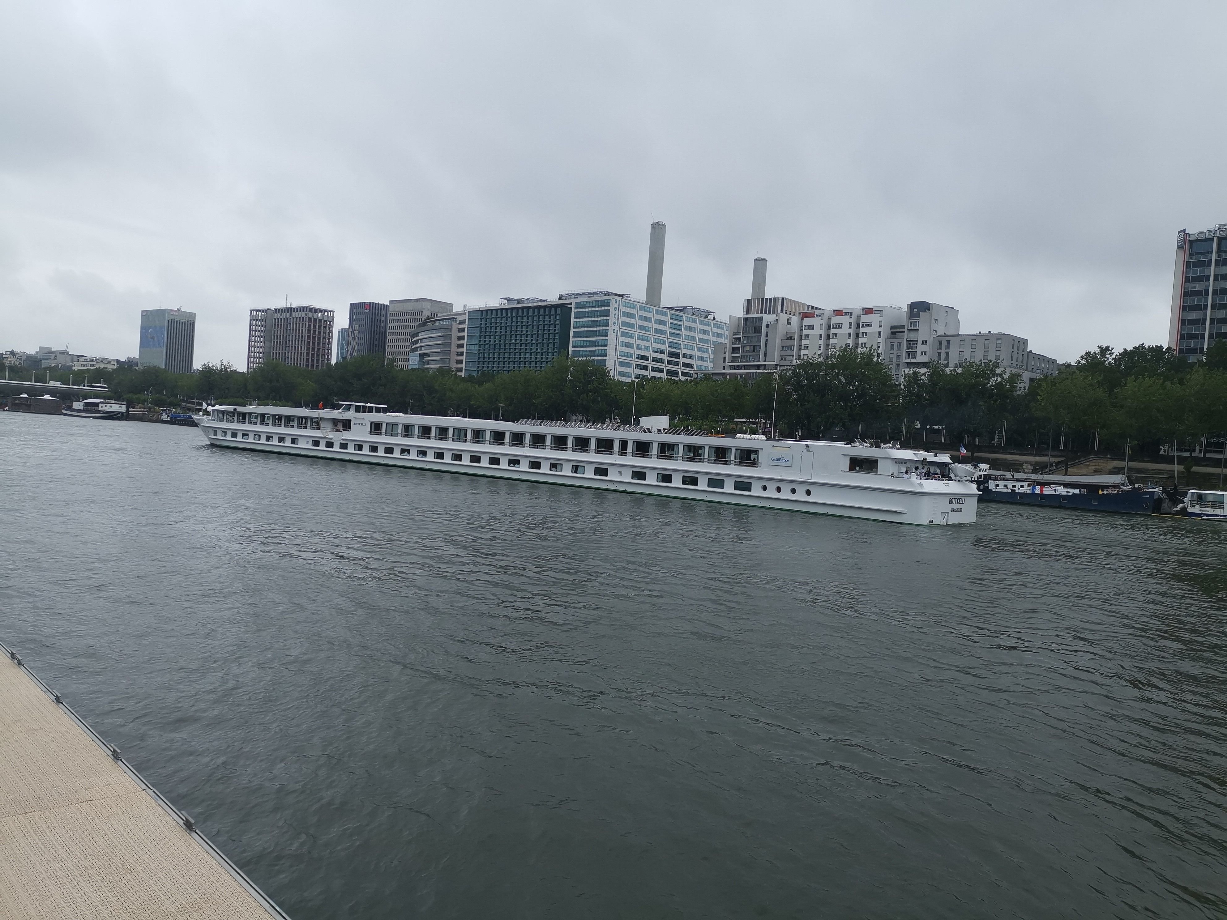 Quai d'Austerlitz, samedi matin. Quelques heures après la fin de la cérémonie d'ouverture, le trafic a commencé à reprendre aux alentours de 12h30 sur la Seine. LP/Pauline Darvey