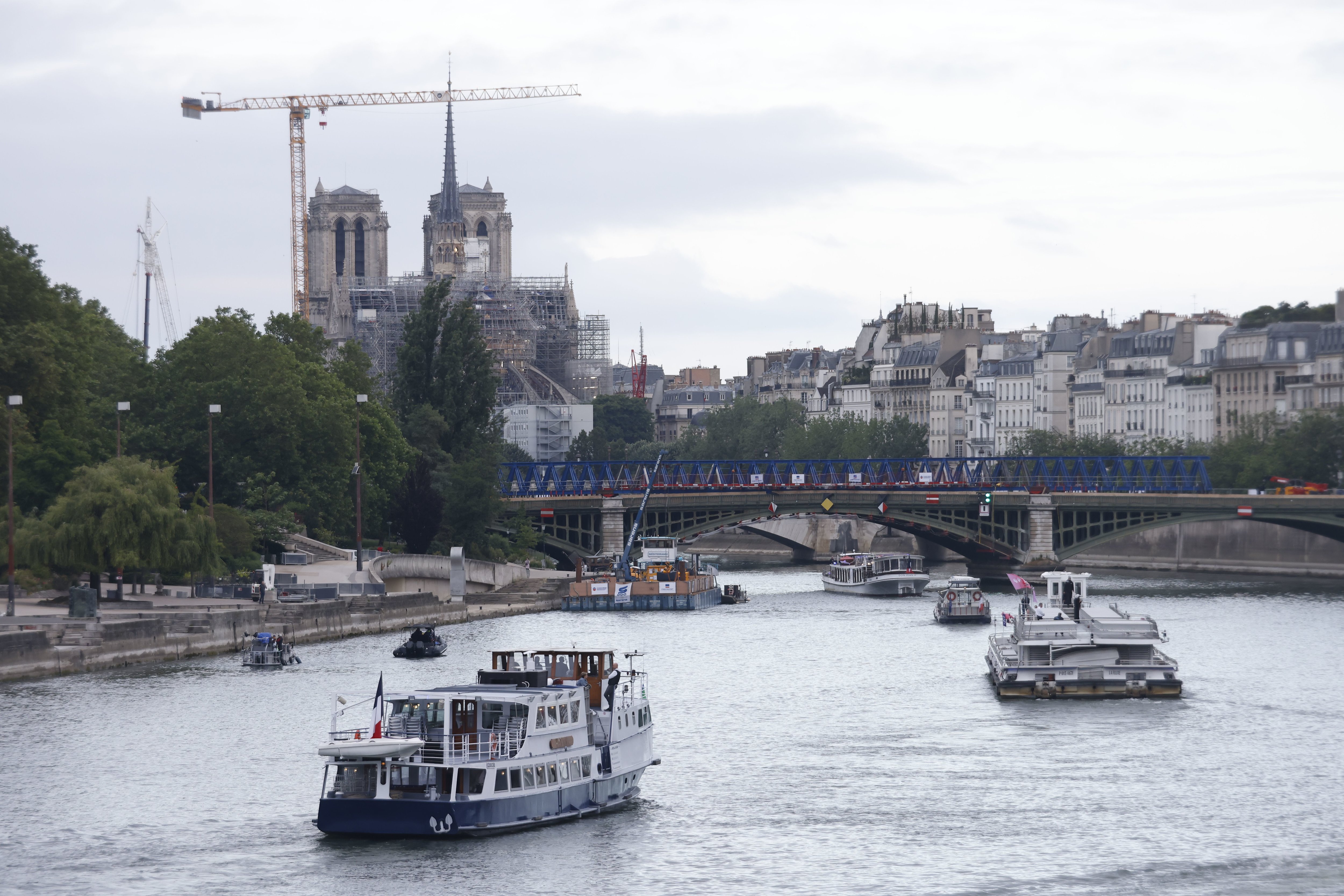 Paris, le 17 juin 2024. 55 bateaux ont défilé sur la Seine pour un test technique en vue de la préparation de la cérémonie d'ouverture des Jeux olympiques 2024 de Paris. LP/Olivier Corsan