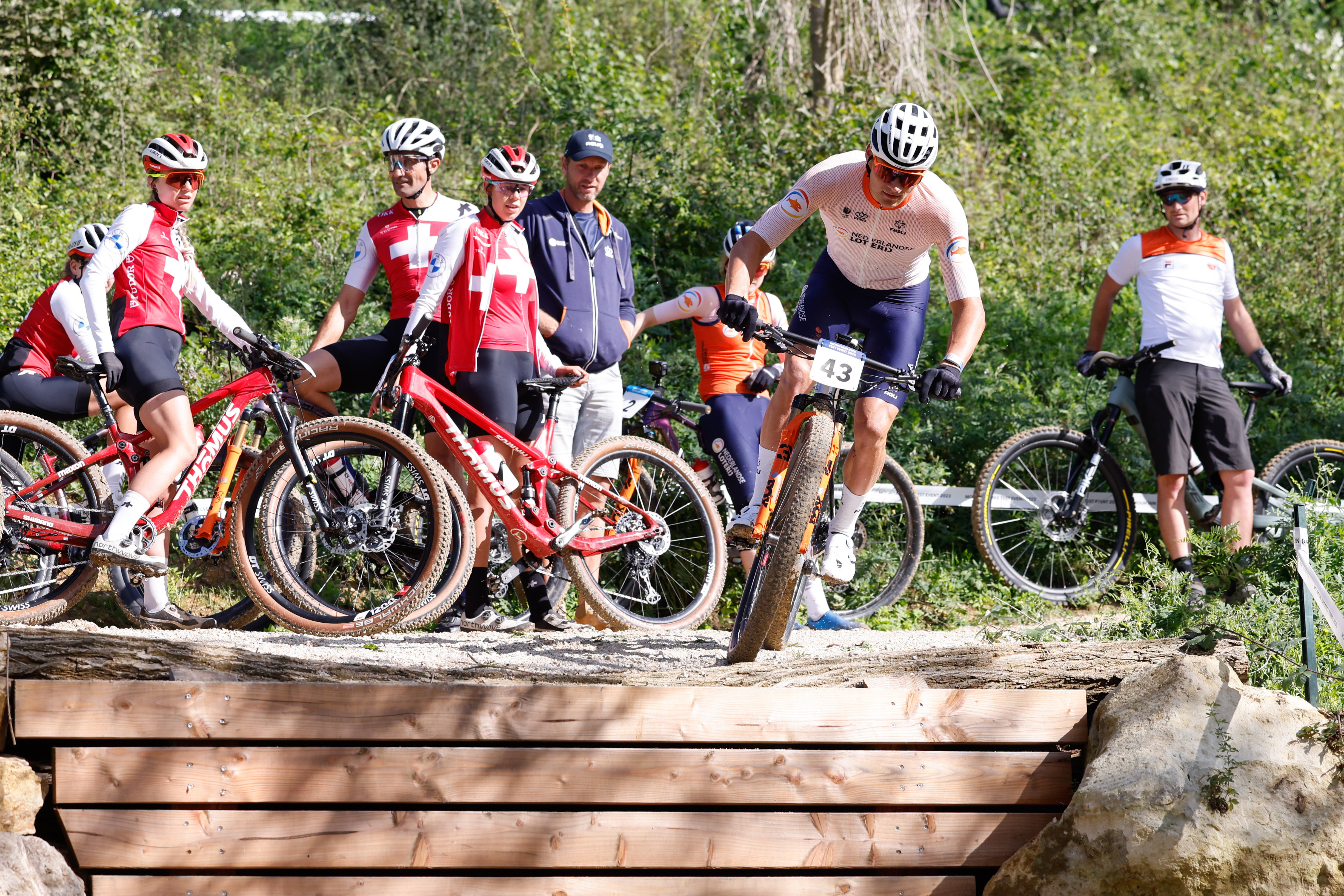 Elancourt (Yvelines), vendredi 22 septembre. Le champion du monde sur route et de cyclo-cross, le Néerlandais Mathieu Van der Poel (de face, vélo n°43) a découvert le parcours VTT des JO de Paris 2024. LP/Arnaud Dumontier