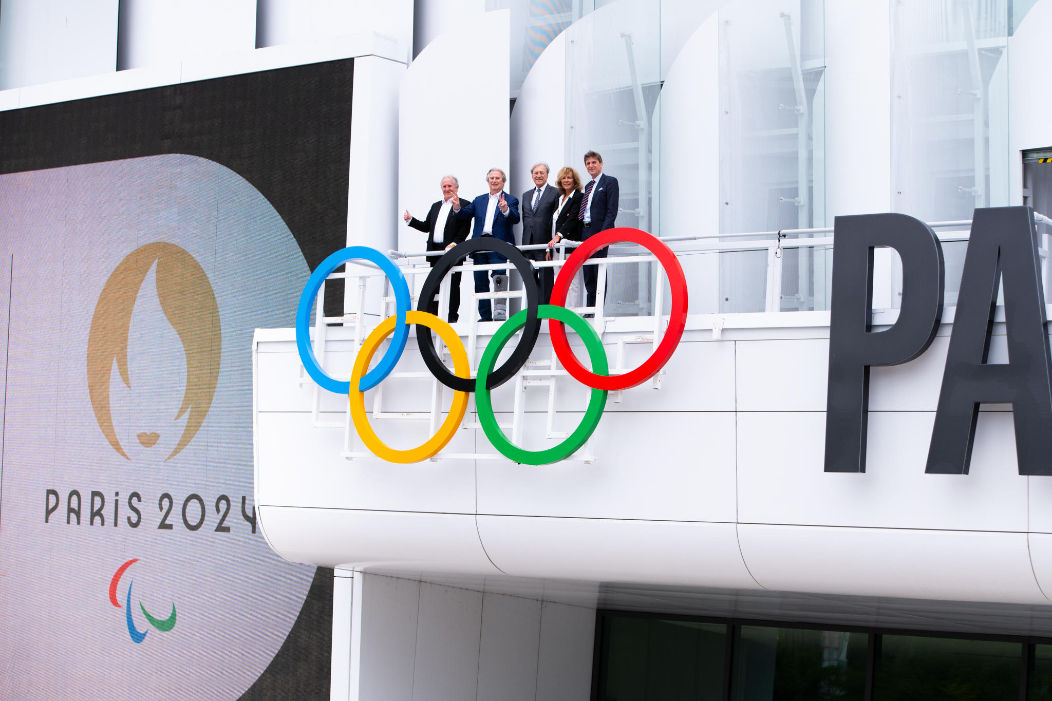 Le fronton de Paris La Défense Arena a été décoré des cinq anneaux métalliques, symbole de l'olympisme. DR