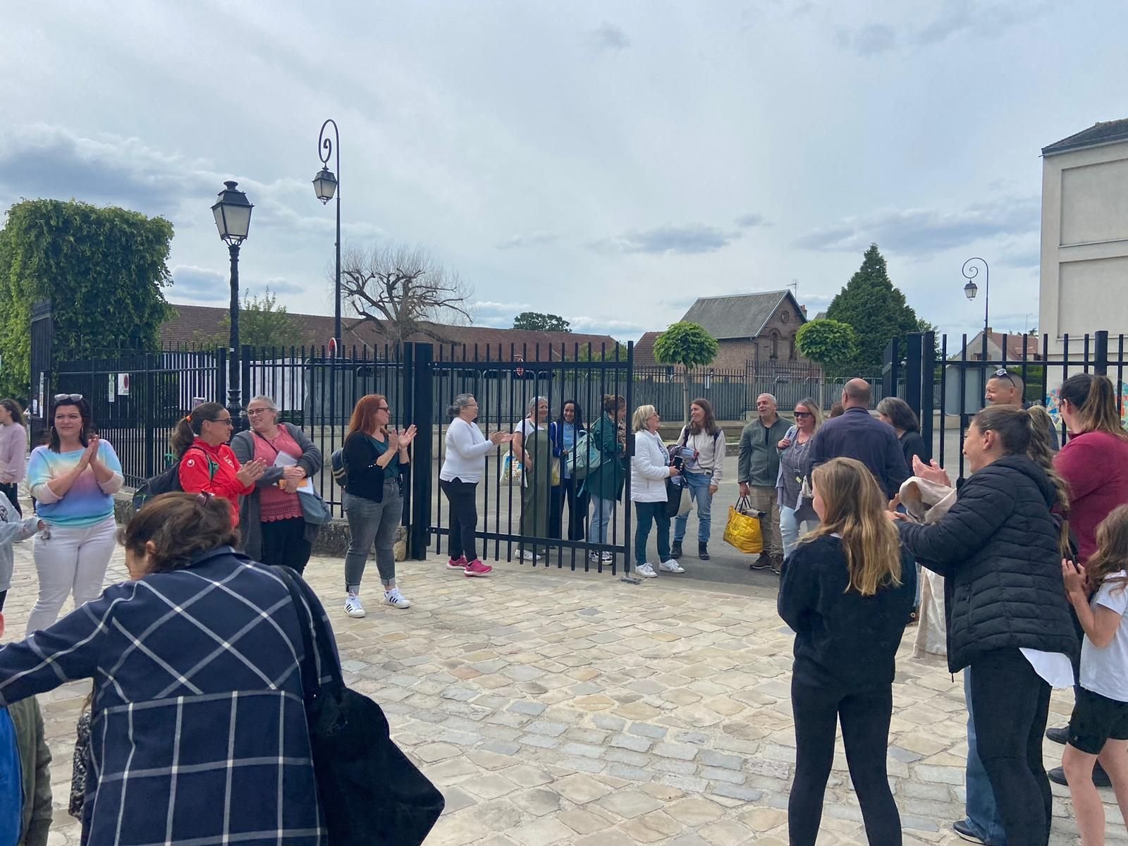 Verneuil-L'Etang, jeudi 14 juin 2024. A la sortie des classes, à 16h30, les parents d'élèves mobilisés autour de l'équipe pédagogique contre les violences d'un écolier de 10 ans, étaient présents pour faire une haie d’honneur aux enseignants. DR