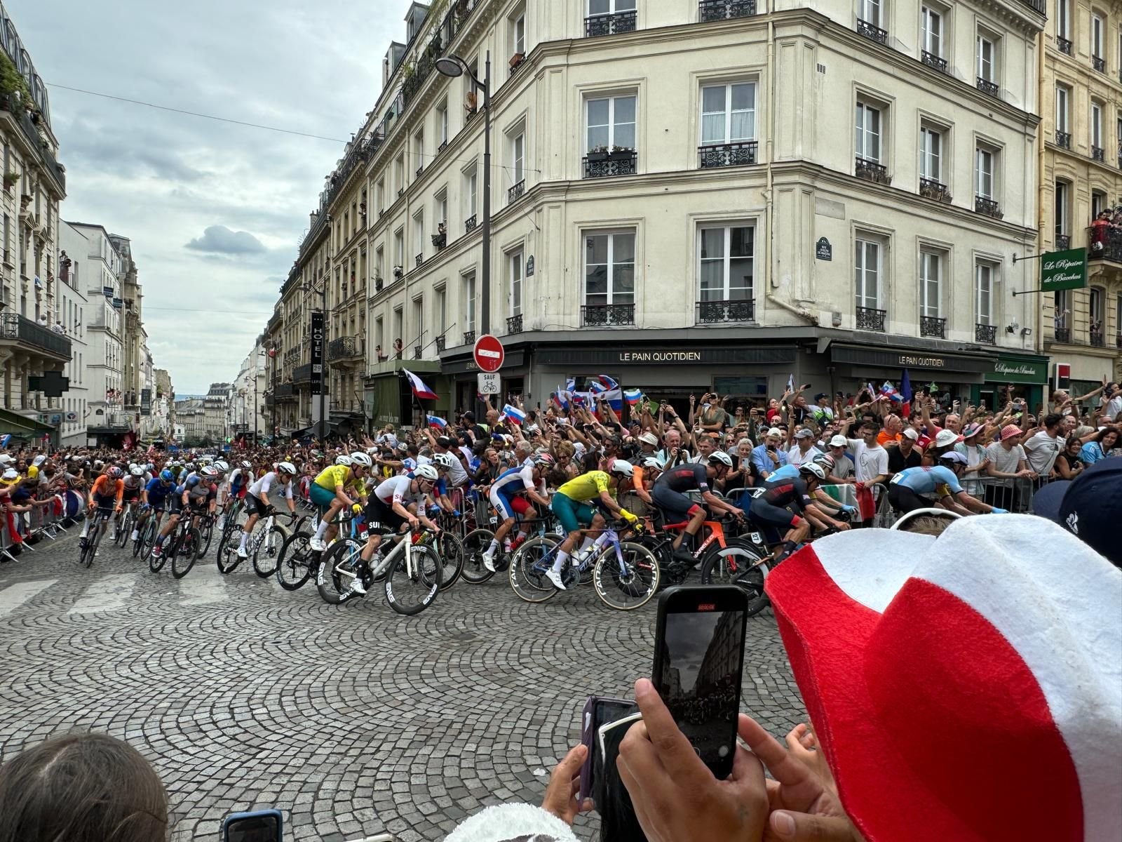 Paris, XVIIIe, ce samedi 3 août 2024. Au croisement des rues Lepic et des Abbesses, le public était venu en masse pour assister au passage des cyclistes de l'épreuve de course en ligne des JO. LP/Paul Abran