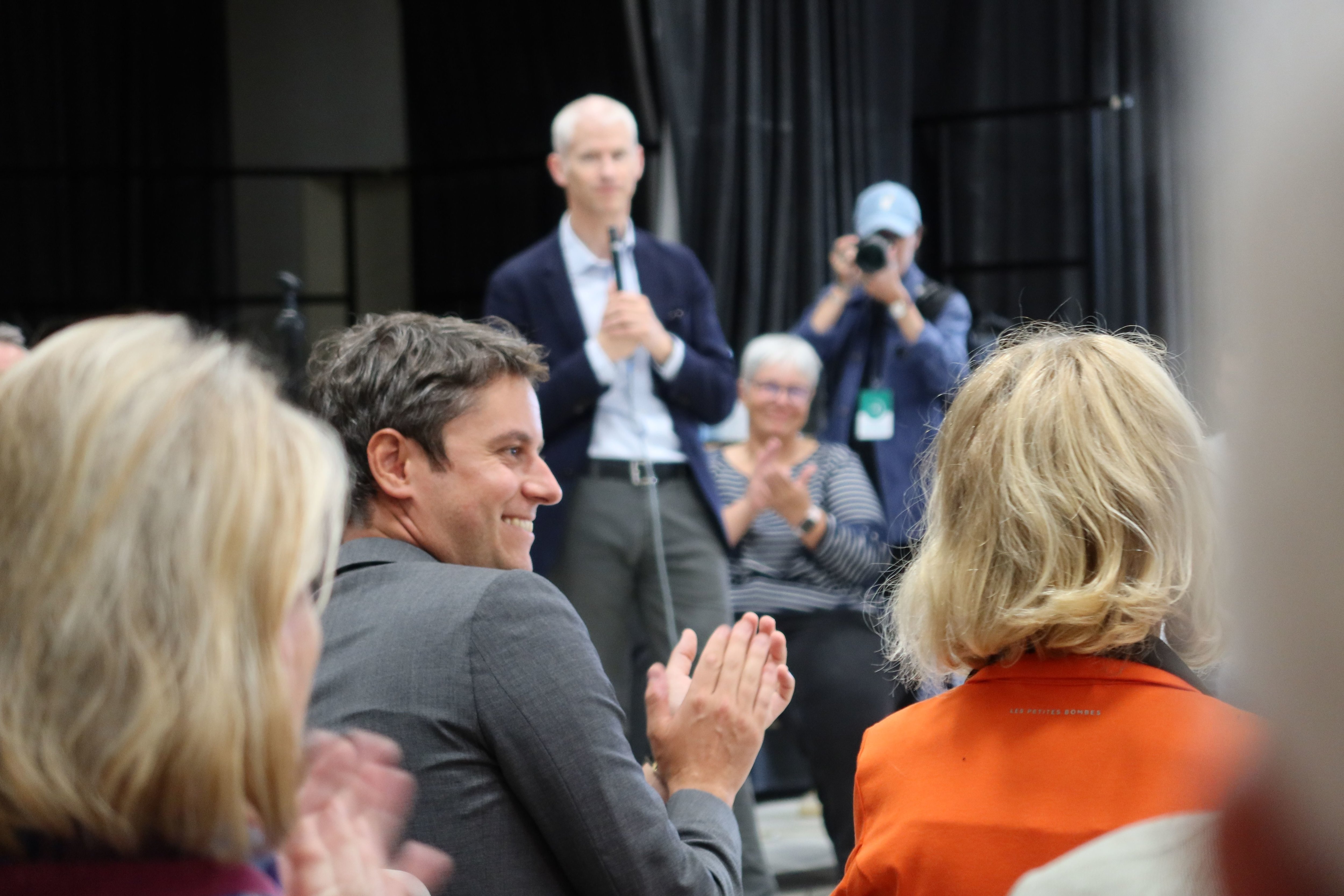 Saint-Jean-les-Deux-Jumeaux (Seine-et-Marne), le 17 juin. Devant une petite centaine d'élus locaux triés sur le volet, le Premier ministre Gabriel Attal est venu soutenir Franck Riester (au micro) et la députée sortante Patricia Lemoine (en orange). LP/Sébastien Roselé