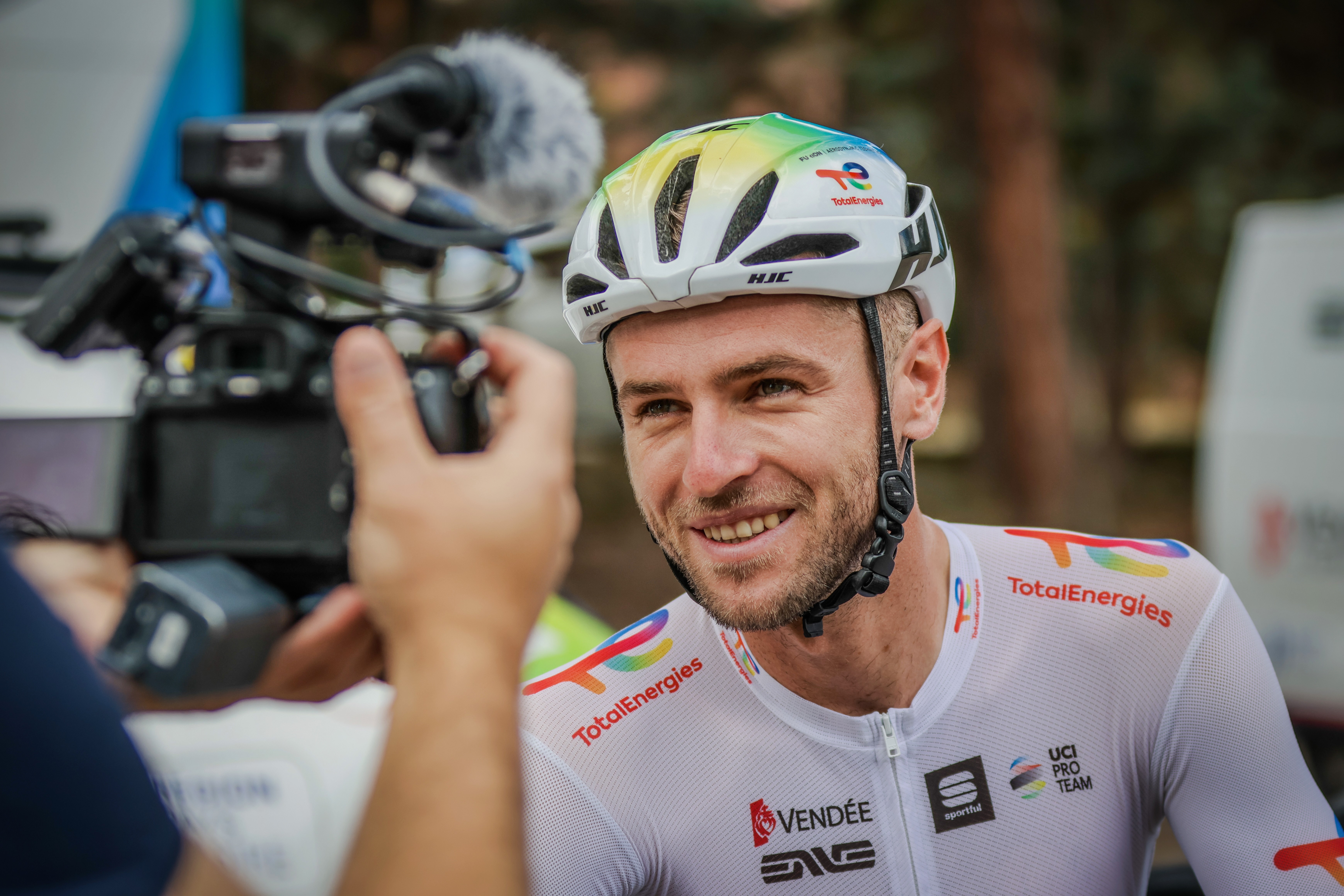 Sandy Dujardin (Total Energies), 27 ans, poursuit le Tour de France avec une fracture au poignet. Total Energies/Blaise Chauviere