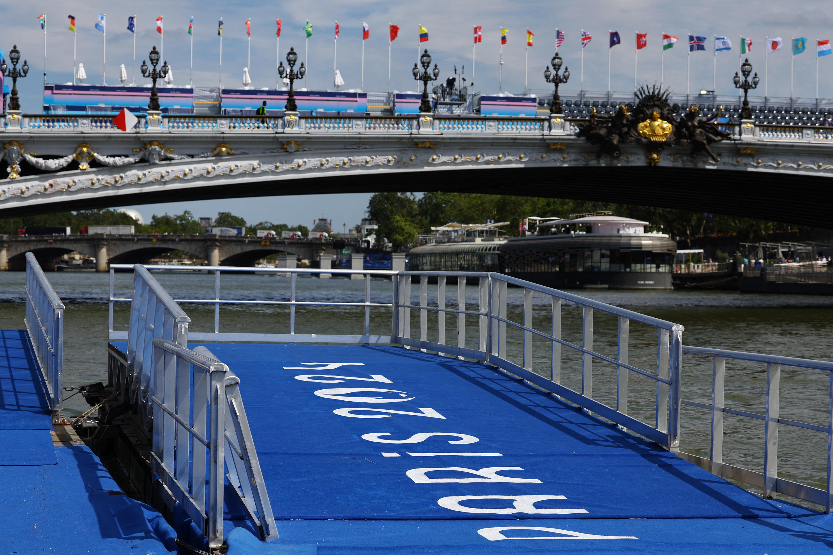 L'entraînement du triathlon qui devait avoir lieu ce dimanche matin au départ du pont Alexandre-III a finalement dû être annulé à cause de la mauvaise qualité de l'eau. REUTERS/Kai Pfaffenbach