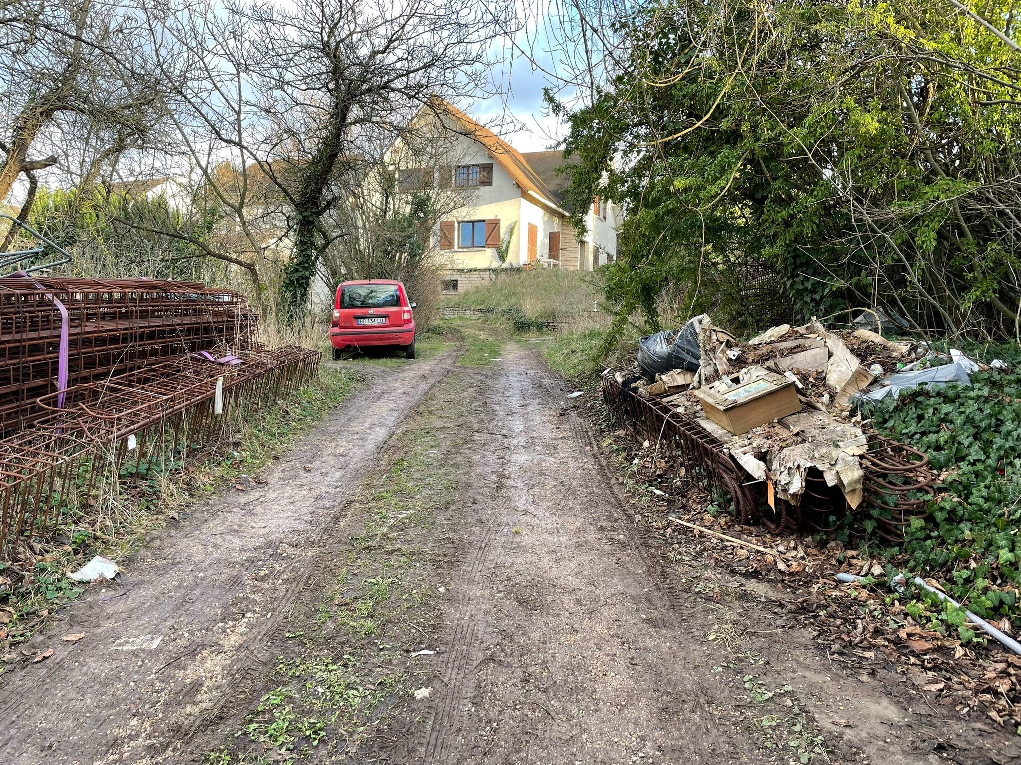 Bry-sur-Marne, rue des Coulons, 20 janvier 2023. Le meurtrier de Fouad a transporté le cadavre dans sa camionnette à l'autre bout du département avant de l'enterrer dans un jardin. Il a fallu une pelleteuse pour le déterrer. LP/Alix Mardon