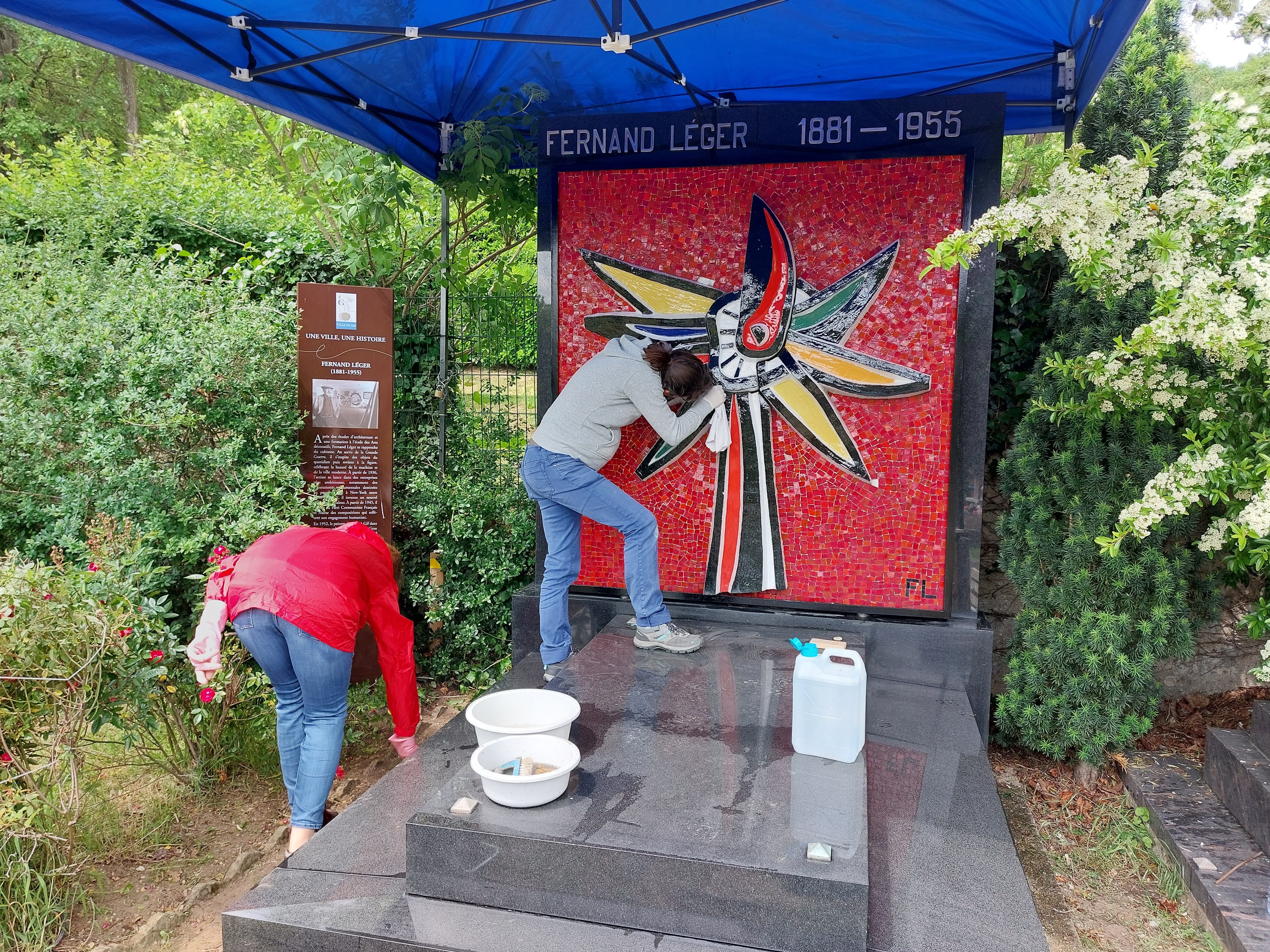 Gif-sur-Yvette, mardi 23 mai 2023. La commune fait restaurer la tombe de Fernand Léger, située dans le cimetière des Rougemonts Sud. Une réplique de « Fleur polychrome », une sculpture réalisée en 1952 par l’artiste. LP/Cécile Chevallier