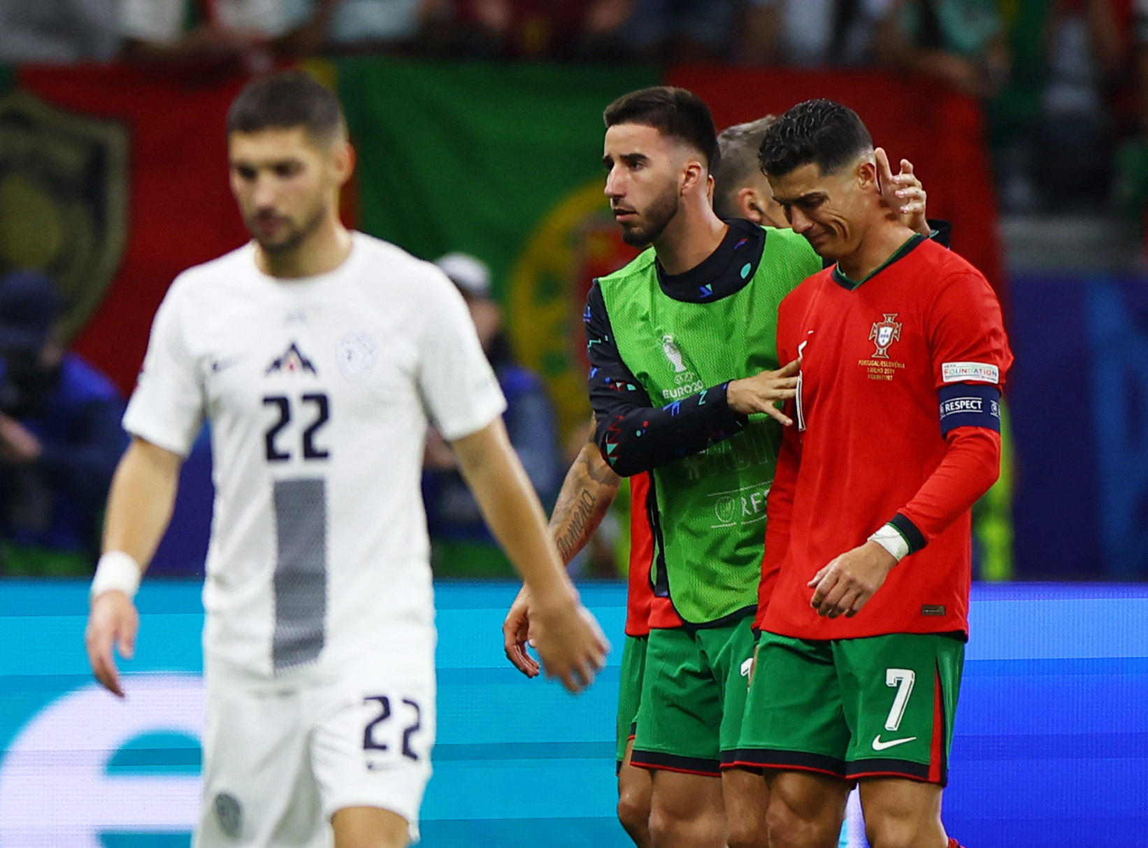 Cristiano Ronaldo en larmes après son pénalty manqué. Reuters.