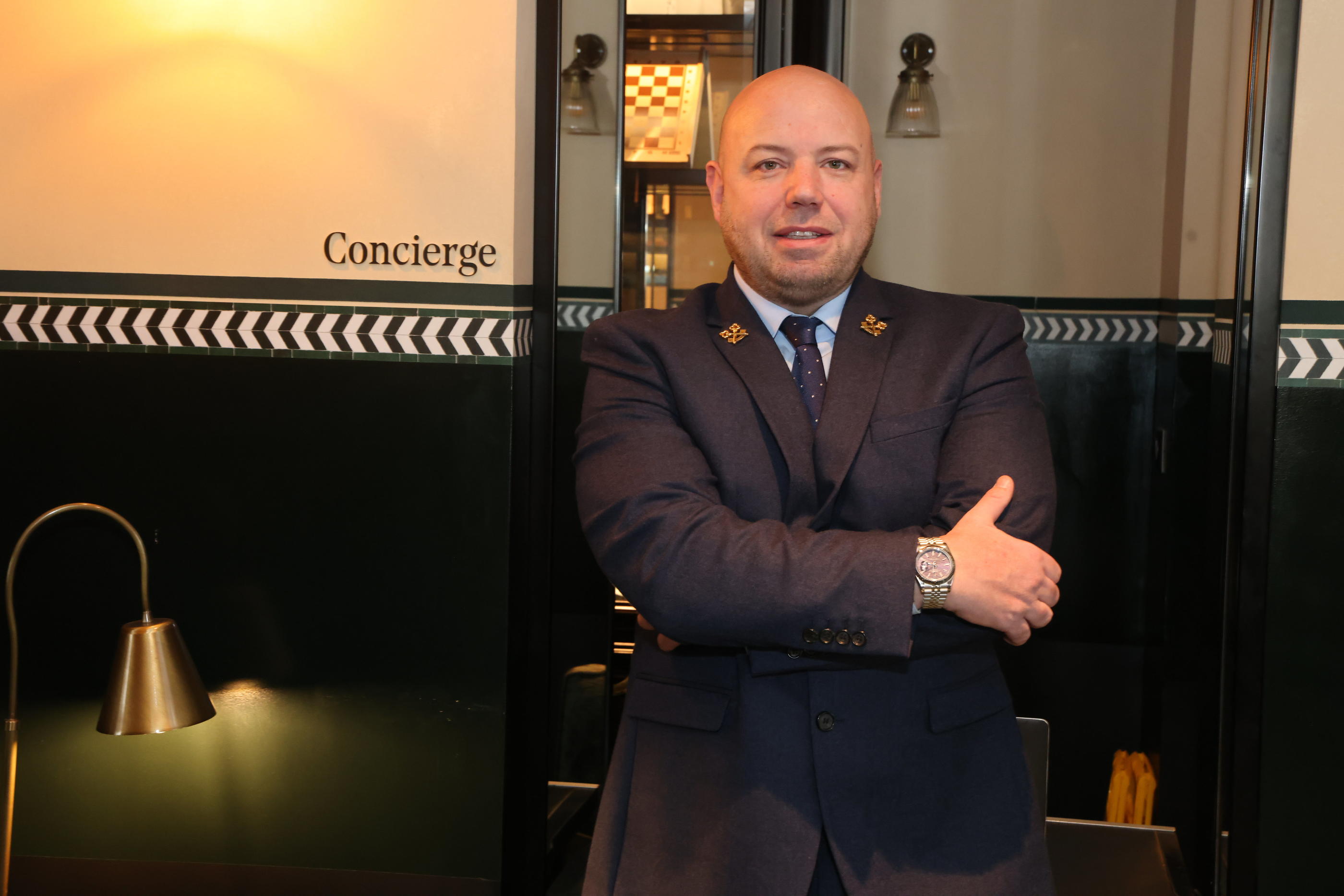 Paris (VIIIe), le 31 janvier. Christopher Dubrulle, chef concierge chez Monsieur George, compte sur ce qu’il appelle «les places joker» pour satisfaire ses clients. LP/Philippe Lavieille